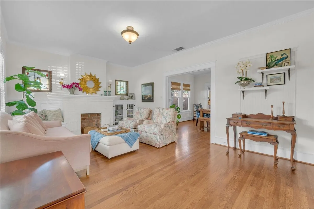 Single Family Residence For Sale in Tarrant County , 4532 Pershing Avenue, Fort Worth, Texas 76107, 2 Bedroom, 2 Bathroom, 1 Garage spaces, 1,679 Sqft, built in 1926, mls#21363076, Real Estate Agent in Fort Worth, Homes For Sale in Tarrant county, Homes For Sale in Fort Worth, Realtor in Fort Worth Texas, Real Estate Brokerage Independent Realty Texas, Luminita Cordes Realtor