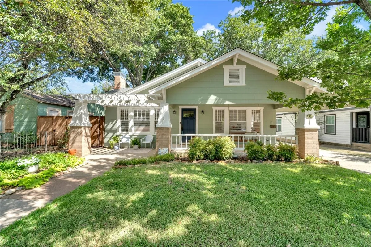 Single Family Residence For Sale in Tarrant County , 4532 Pershing Avenue, Fort Worth, Texas 76107, 2 Bedroom, 2 Bathroom, 1 Garage spaces, 1,679 Sqft, built in 1926, mls#21363076, Real Estate Agent in Fort Worth, Homes For Sale in Tarrant county, Homes For Sale in Fort Worth, Realtor in Fort Worth Texas, Real Estate Brokerage Independent Realty Texas, Luminita Cordes Realtor