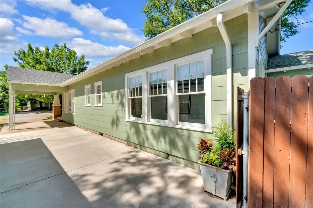 Single Family Residence For Sale in Tarrant County , 4532 Pershing Avenue, Fort Worth, Texas 76107, 2 Bedroom, 2 Bathroom, 1 Garage spaces, 1,679 Sqft, built in 1926, mls#21363076, Real Estate Agent in Fort Worth, Homes For Sale in Tarrant county, Homes For Sale in Fort Worth, Realtor in Fort Worth Texas, Real Estate Brokerage Independent Realty Texas, Luminita Cordes Realtor