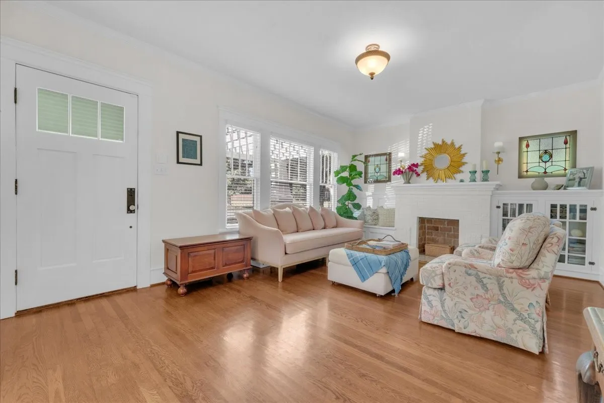 Single Family Residence For Sale in Tarrant County , 4532 Pershing Avenue, Fort Worth, Texas 76107, 2 Bedroom, 2 Bathroom, 1 Garage spaces, 1,679 Sqft, built in 1926, mls#21363076, Real Estate Agent in Fort Worth, Homes For Sale in Tarrant county, Homes For Sale in Fort Worth, Realtor in Fort Worth Texas, Real Estate Brokerage Independent Realty Texas, Luminita Cordes Realtor