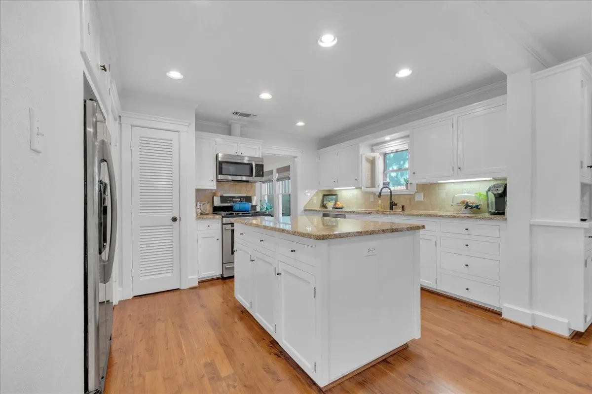 Single Family Residence For Sale in Tarrant County , 4532 Pershing Avenue, Fort Worth, Texas 76107, 2 Bedroom, 2 Bathroom, 1 Garage spaces, 1,679 Sqft, built in 1926, mls#21363076, Real Estate Agent in Fort Worth, Homes For Sale in Tarrant county, Homes For Sale in Fort Worth, Realtor in Fort Worth Texas, Real Estate Brokerage Independent Realty Texas, Luminita Cordes Realtor