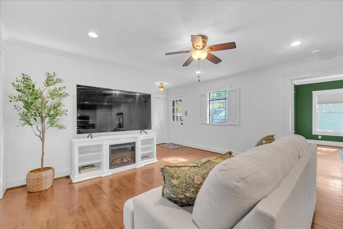 Single Family Residence For Sale in Tarrant County , 4532 Pershing Avenue, Fort Worth, Texas 76107, 2 Bedroom, 2 Bathroom, 1 Garage spaces, 1,679 Sqft, built in 1926, mls#21363076, Real Estate Agent in Fort Worth, Homes For Sale in Tarrant county, Homes For Sale in Fort Worth, Realtor in Fort Worth Texas, Real Estate Brokerage Independent Realty Texas, Luminita Cordes Realtor