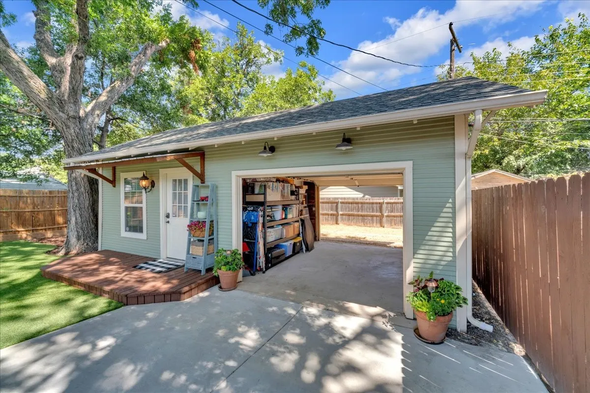 Single Family Residence For Sale in Tarrant County , 4532 Pershing Avenue, Fort Worth, Texas 76107, 2 Bedroom, 2 Bathroom, 1 Garage spaces, 1,679 Sqft, built in 1926, mls#21363076, Real Estate Agent in Fort Worth, Homes For Sale in Tarrant county, Homes For Sale in Fort Worth, Realtor in Fort Worth Texas, Real Estate Brokerage Independent Realty Texas, Luminita Cordes Realtor