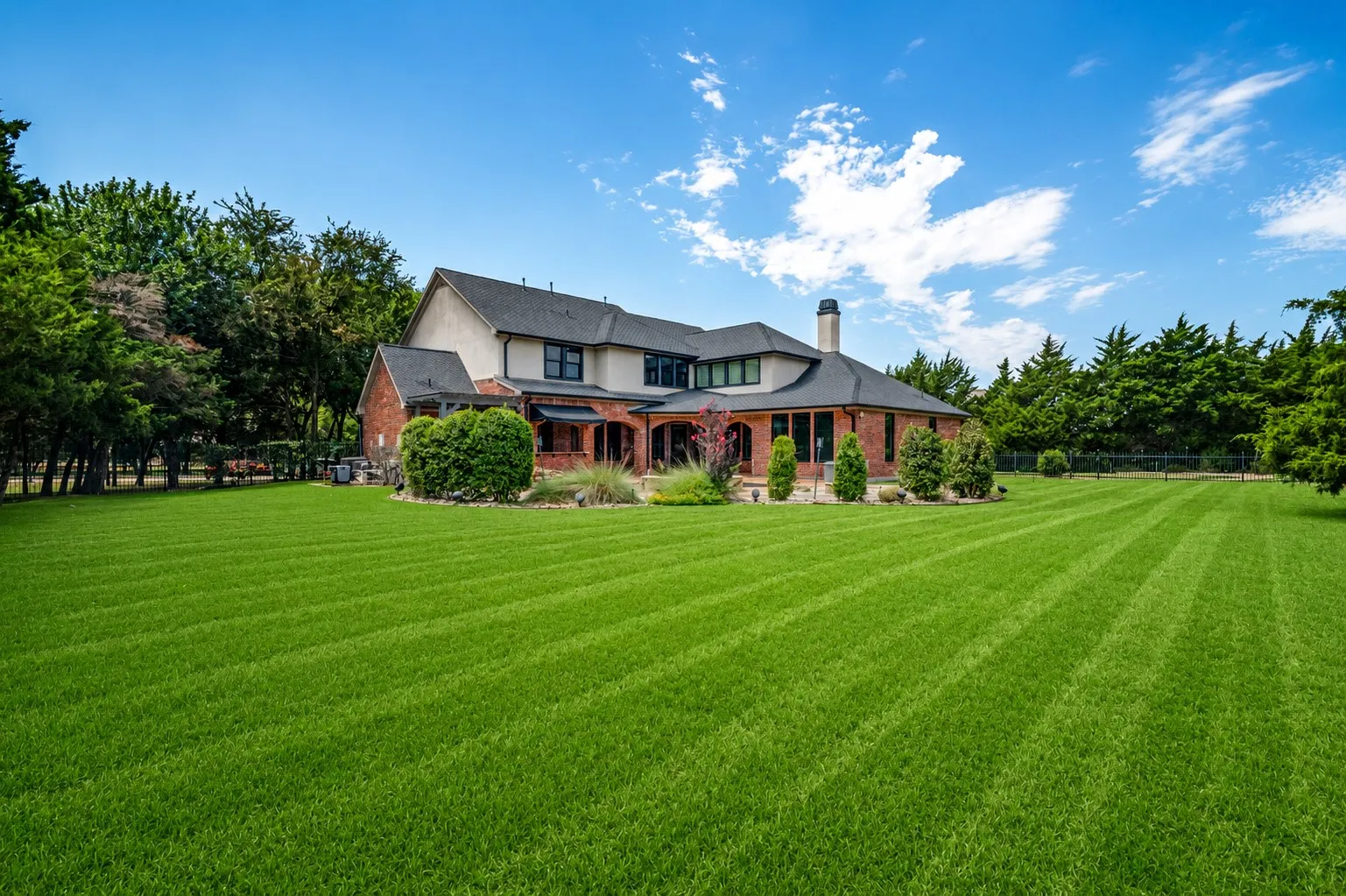 Single Family Residence For Sale in Rockwall County , 424 Wyndemere Boulevard, Heath, Texas 75032, 4 Bedroom, 5 Bathroom, 4 Garage spaces, 4,905 Sqft, built in 2005, mls#21366695, Real Estate Agent in Heath, Homes For Sale in Rockwall county, Homes For Sale in Heath, Realtor in Heath Texas, Real Estate Brokerage Independent Realty Texas, Luminita Cordes Realtor