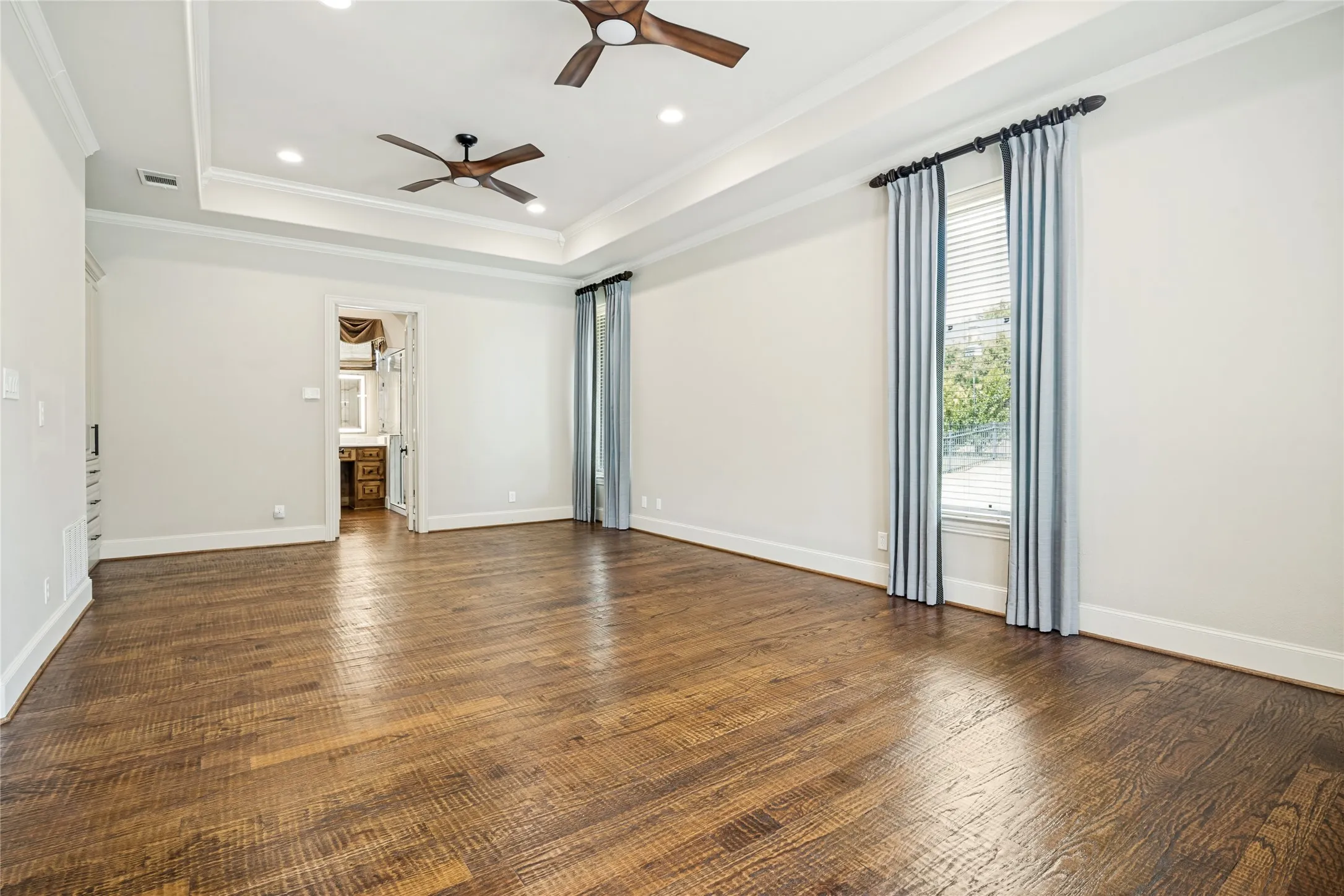 Single Family Residence For Sale in Rockwall County , 424 Wyndemere Boulevard, Heath, Texas 75032, 4 Bedroom, 5 Bathroom, 4 Garage spaces, 4,905 Sqft, built in 2005, mls#21366695, Real Estate Agent in Heath, Homes For Sale in Rockwall county, Homes For Sale in Heath, Realtor in Heath Texas, Real Estate Brokerage Independent Realty Texas, Luminita Cordes Realtor