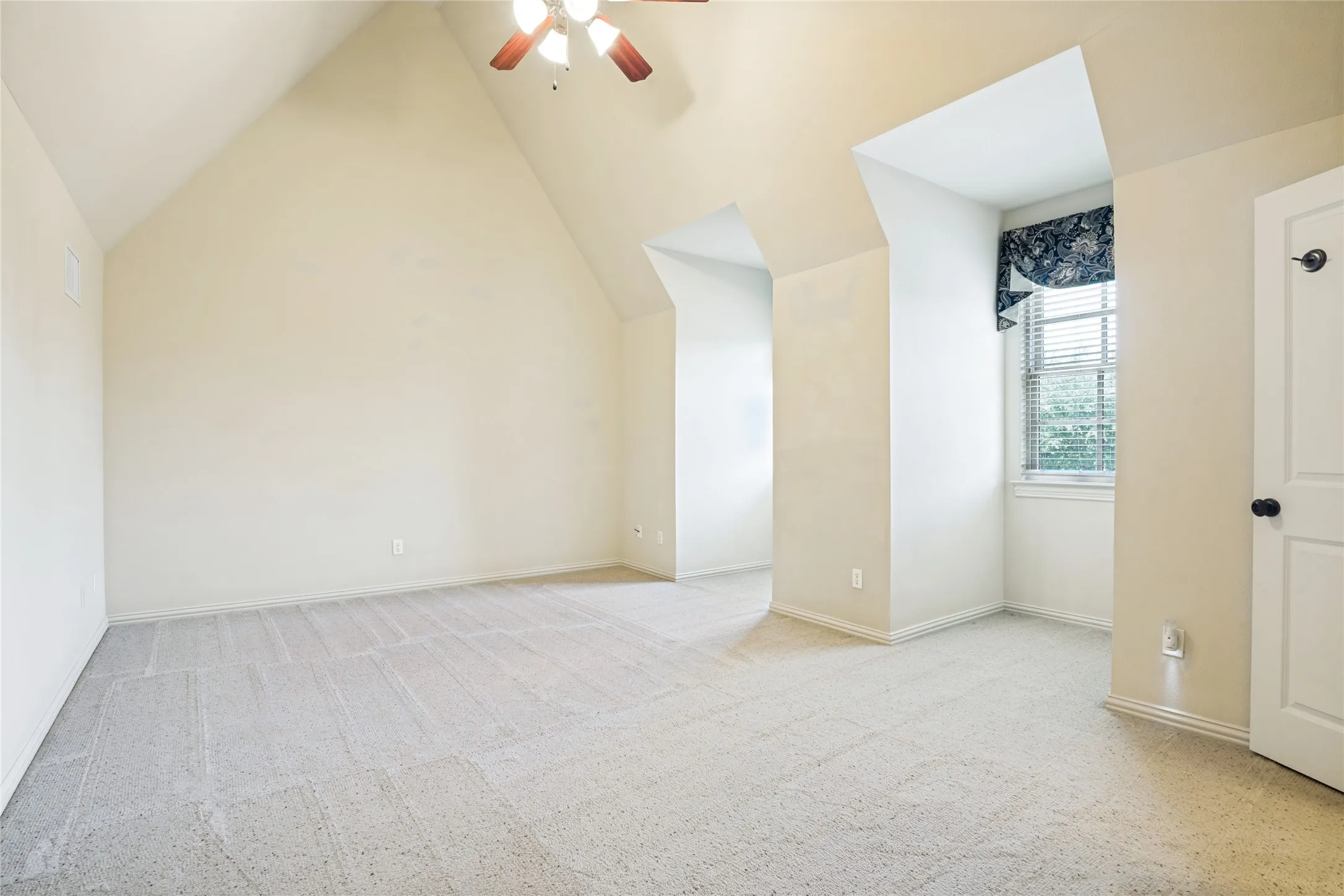 Single Family Residence For Sale in Rockwall County , 424 Wyndemere Boulevard, Heath, Texas 75032, 4 Bedroom, 5 Bathroom, 4 Garage spaces, 4,905 Sqft, built in 2005, mls#21366695, Real Estate Agent in Heath, Homes For Sale in Rockwall county, Homes For Sale in Heath, Realtor in Heath Texas, Real Estate Brokerage Independent Realty Texas, Luminita Cordes Realtor