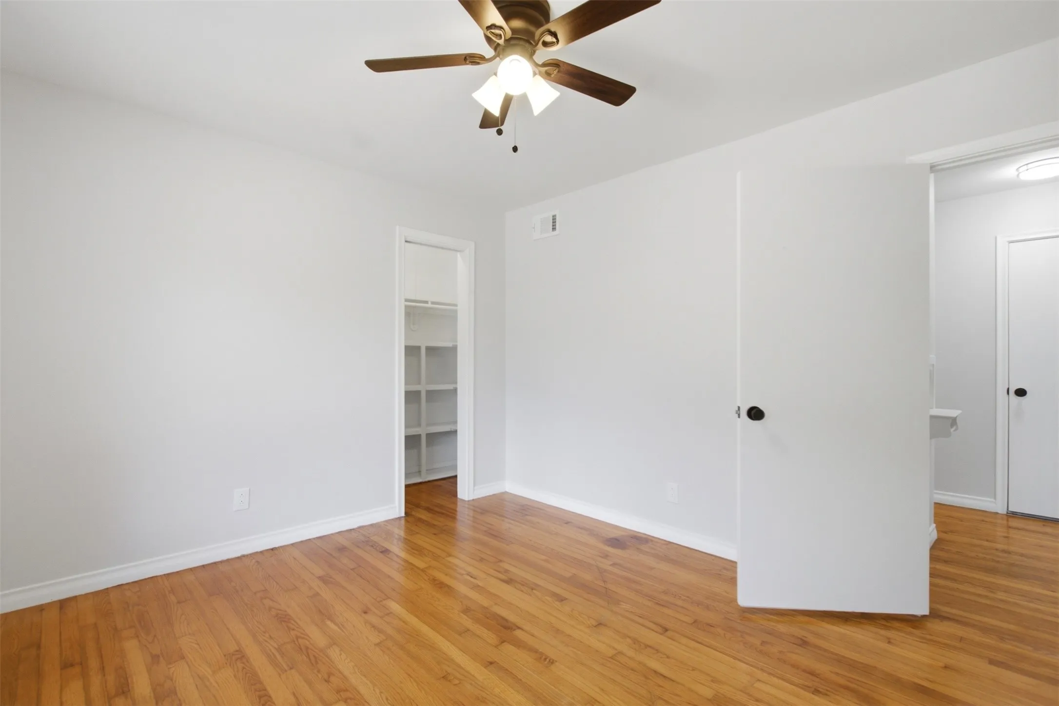 Single Family Residence For Sale in Dallas County , 10243 San Juan Avenue, Dallas, Texas 75228, 3 Bedroom, 1 Bathroom, 1 Garage spaces, 1,152 Sqft, built in 1954, mls#21367076, Real Estate Agent in Dallas, Homes For Sale in Dallas county, Homes For Sale in Dallas, Realtor in Dallas Texas, Real Estate Brokerage Independent Realty Texas, Luminita Cordes Realtor