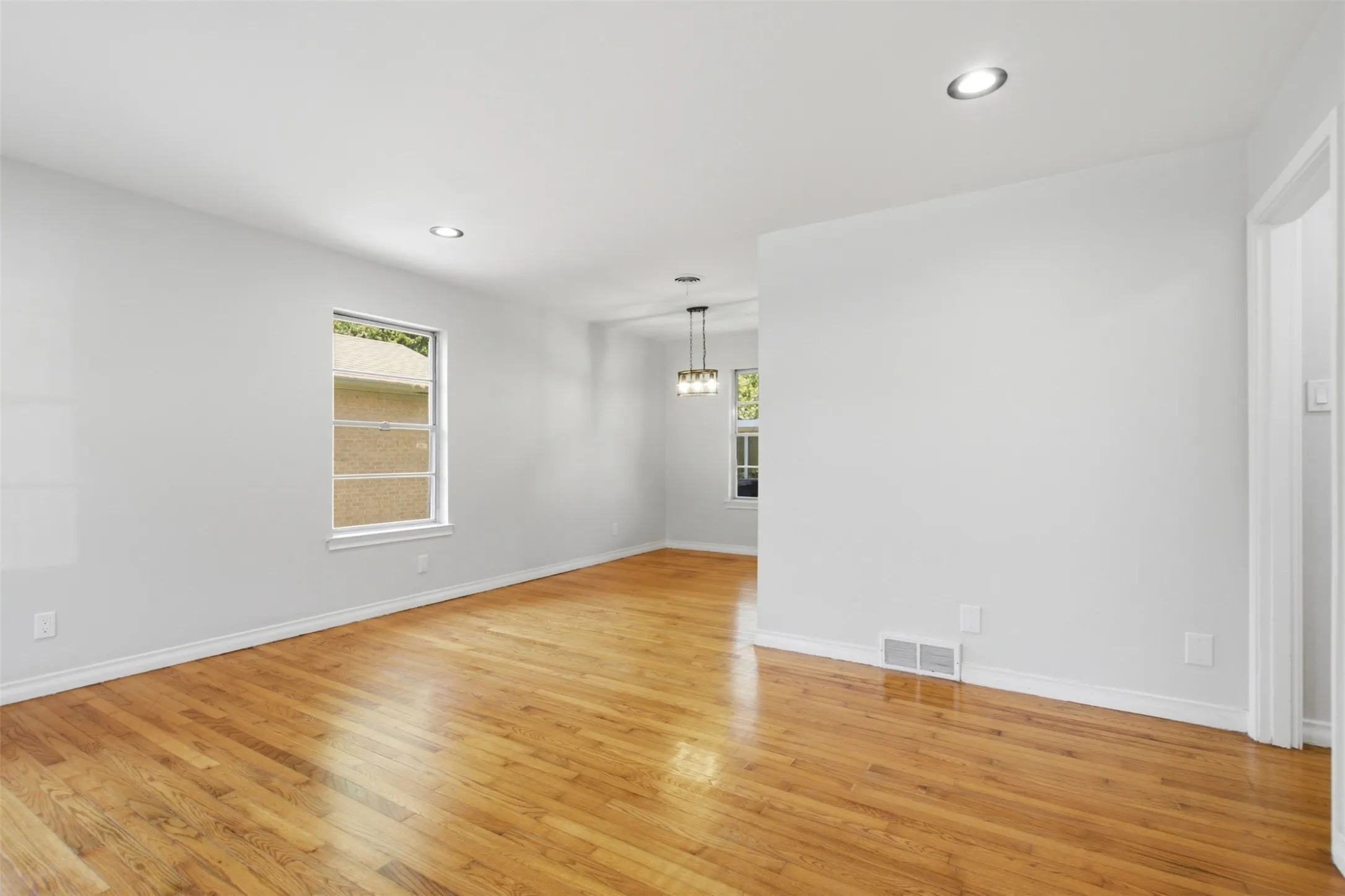 Single Family Residence For Sale in Dallas County , 10243 San Juan Avenue, Dallas, Texas 75228, 3 Bedroom, 1 Bathroom, 1 Garage spaces, 1,152 Sqft, built in 1954, mls#21367076, Real Estate Agent in Dallas, Homes For Sale in Dallas county, Homes For Sale in Dallas, Realtor in Dallas Texas, Real Estate Brokerage Independent Realty Texas, Luminita Cordes Realtor
