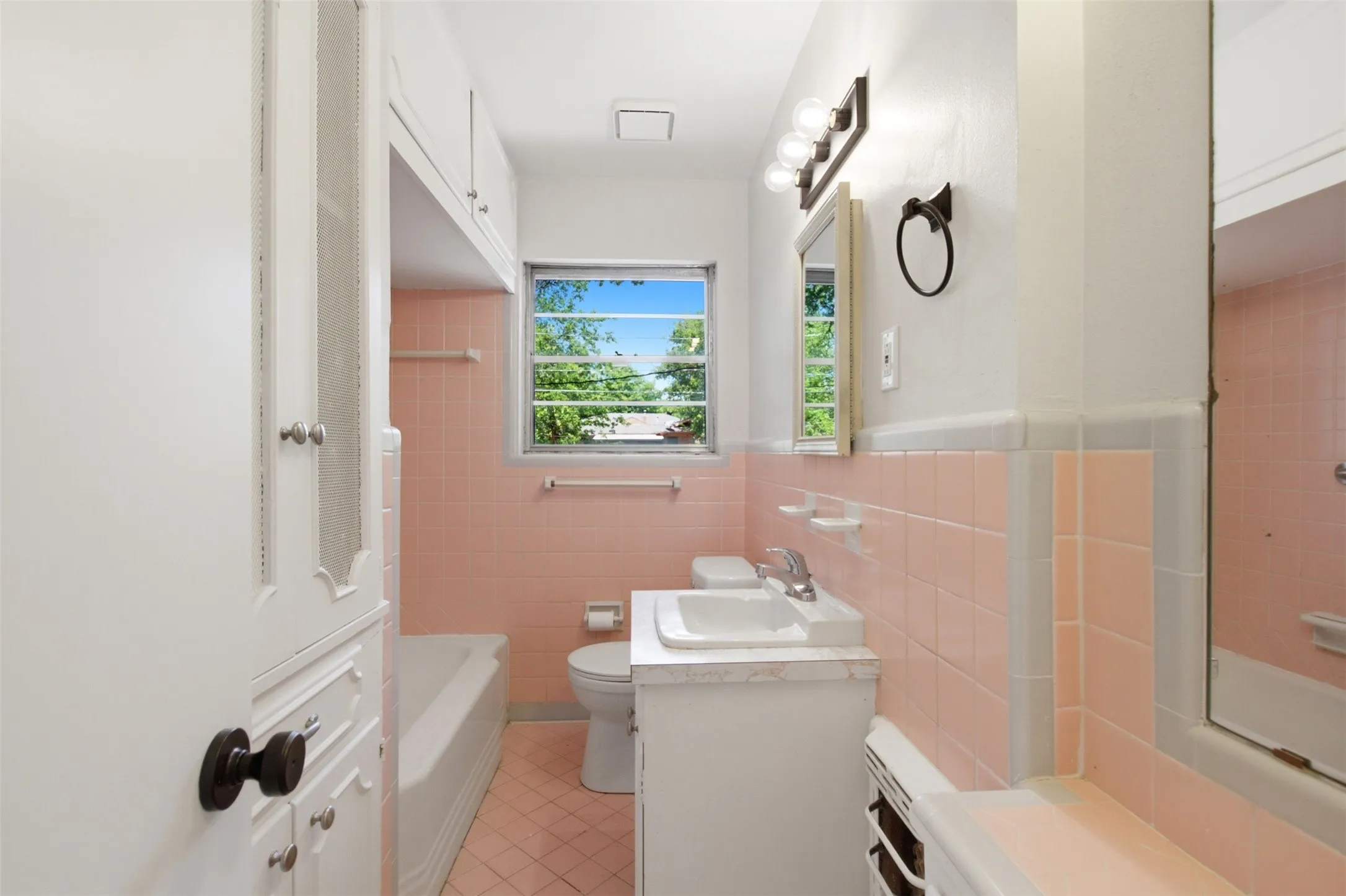 Single Family Residence For Sale in Dallas County , 10243 San Juan Avenue, Dallas, Texas 75228, 3 Bedroom, 1 Bathroom, 1 Garage spaces, 1,152 Sqft, built in 1954, mls#21367076, Real Estate Agent in Dallas, Homes For Sale in Dallas county, Homes For Sale in Dallas, Realtor in Dallas Texas, Real Estate Brokerage Independent Realty Texas, Luminita Cordes Realtor