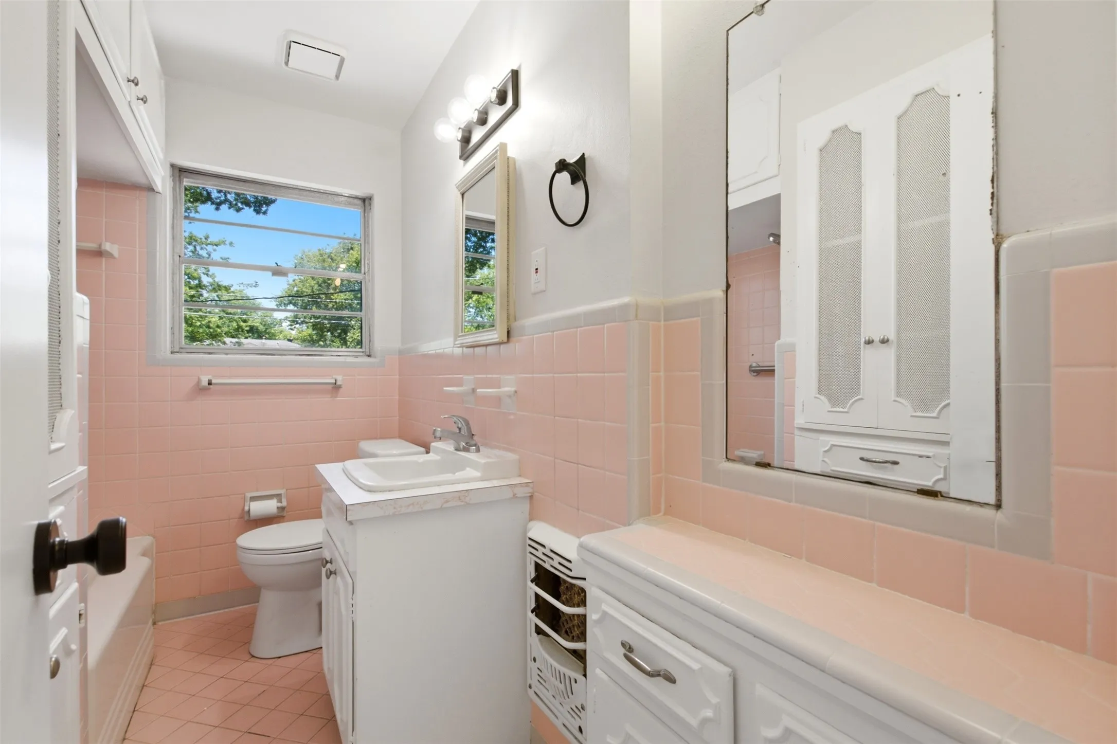 Single Family Residence For Sale in Dallas County , 10243 San Juan Avenue, Dallas, Texas 75228, 3 Bedroom, 1 Bathroom, 1 Garage spaces, 1,152 Sqft, built in 1954, mls#21367076, Real Estate Agent in Dallas, Homes For Sale in Dallas county, Homes For Sale in Dallas, Realtor in Dallas Texas, Real Estate Brokerage Independent Realty Texas, Luminita Cordes Realtor