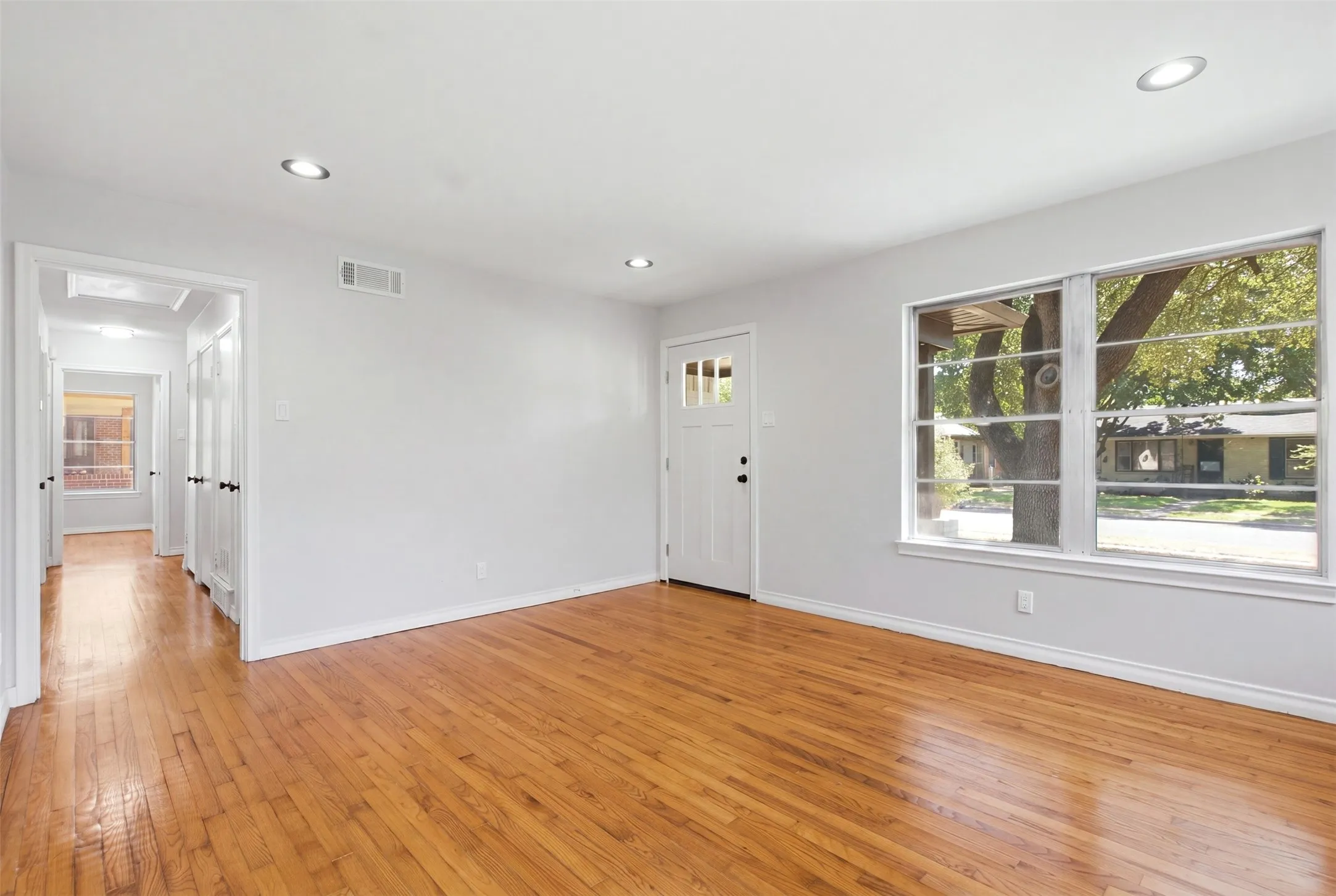 Single Family Residence For Sale in Dallas County , 10243 San Juan Avenue, Dallas, Texas 75228, 3 Bedroom, 1 Bathroom, 1 Garage spaces, 1,152 Sqft, built in 1954, mls#21367076, Real Estate Agent in Dallas, Homes For Sale in Dallas county, Homes For Sale in Dallas, Realtor in Dallas Texas, Real Estate Brokerage Independent Realty Texas, Luminita Cordes Realtor