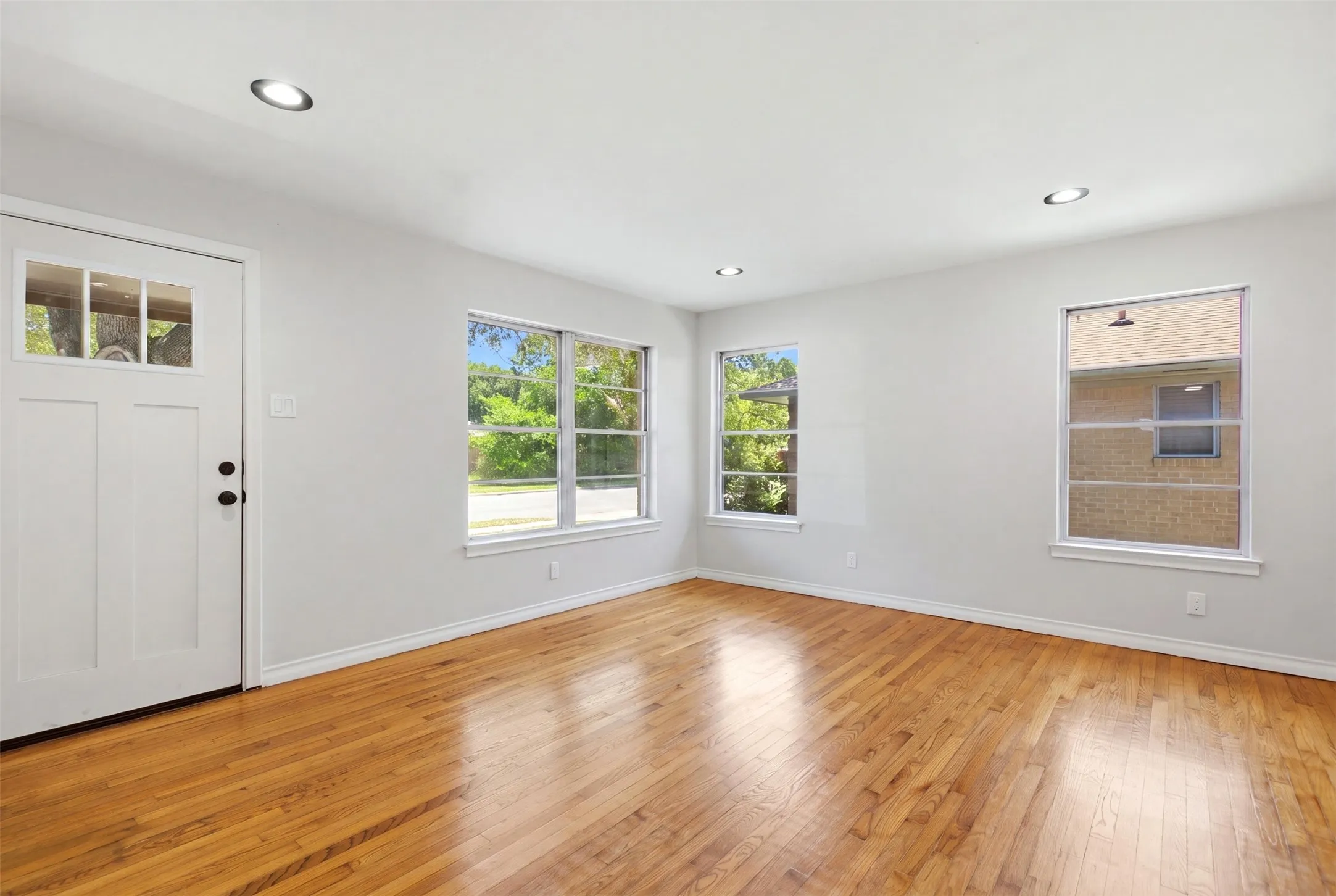 Single Family Residence For Sale in Dallas County , 10243 San Juan Avenue, Dallas, Texas 75228, 3 Bedroom, 1 Bathroom, 1 Garage spaces, 1,152 Sqft, built in 1954, mls#21367076, Real Estate Agent in Dallas, Homes For Sale in Dallas county, Homes For Sale in Dallas, Realtor in Dallas Texas, Real Estate Brokerage Independent Realty Texas, Luminita Cordes Realtor