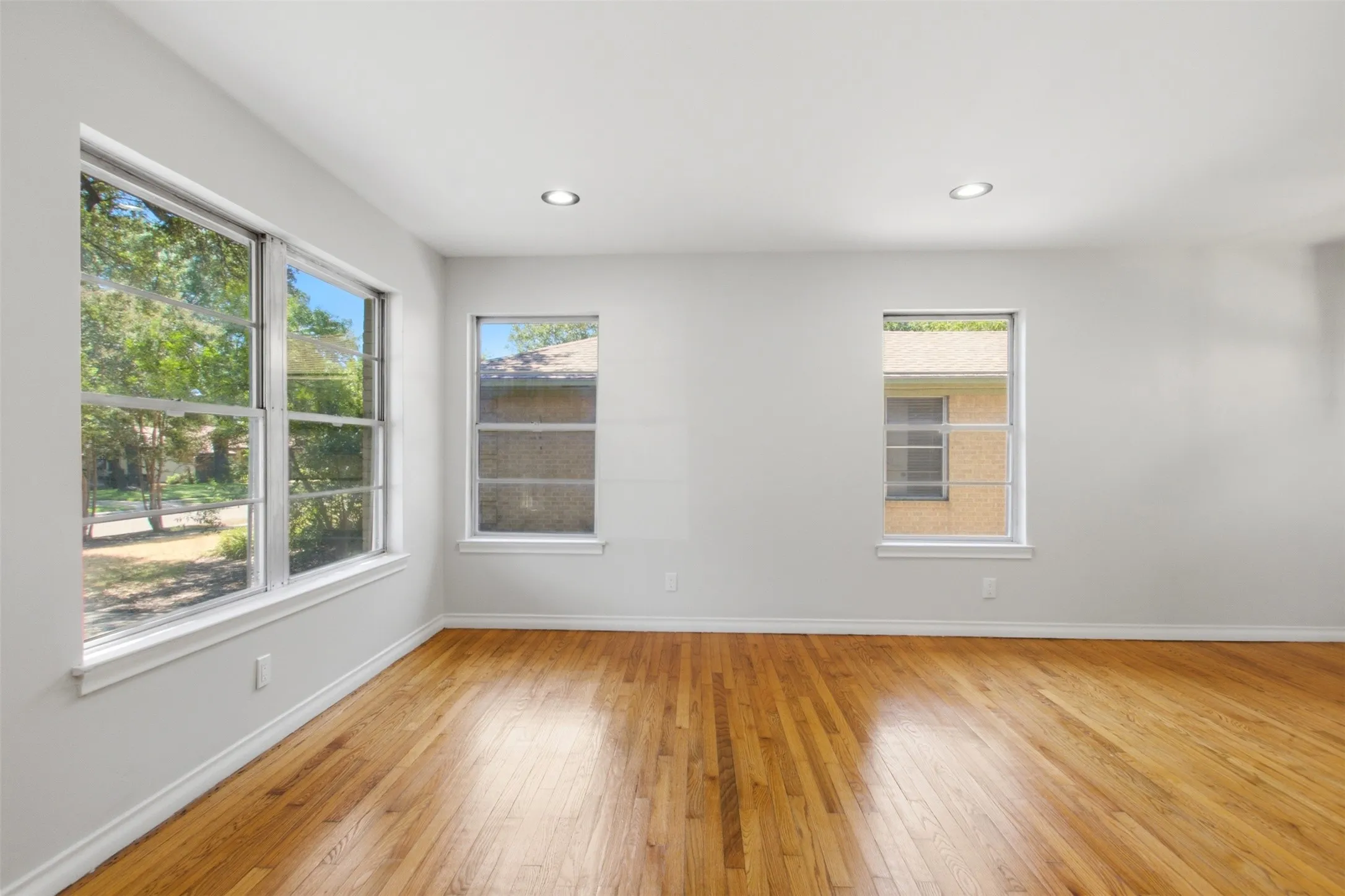 Single Family Residence For Sale in Dallas County , 10243 San Juan Avenue, Dallas, Texas 75228, 3 Bedroom, 1 Bathroom, 1 Garage spaces, 1,152 Sqft, built in 1954, mls#21367076, Real Estate Agent in Dallas, Homes For Sale in Dallas county, Homes For Sale in Dallas, Realtor in Dallas Texas, Real Estate Brokerage Independent Realty Texas, Luminita Cordes Realtor