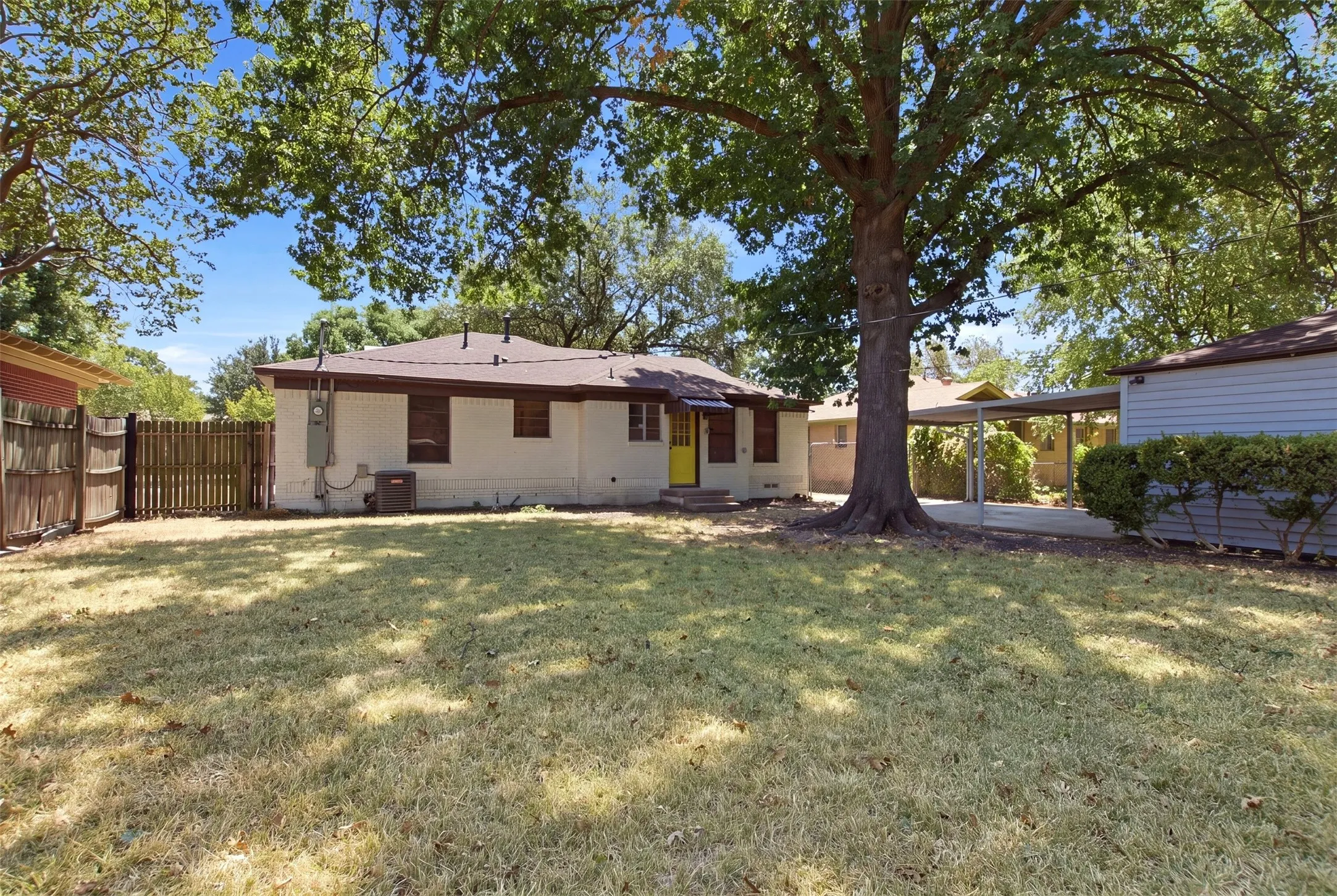 Single Family Residence For Sale in Dallas County , 10243 San Juan Avenue, Dallas, Texas 75228, 3 Bedroom, 1 Bathroom, 1 Garage spaces, 1,152 Sqft, built in 1954, mls#21367076, Real Estate Agent in Dallas, Homes For Sale in Dallas county, Homes For Sale in Dallas, Realtor in Dallas Texas, Real Estate Brokerage Independent Realty Texas, Luminita Cordes Realtor