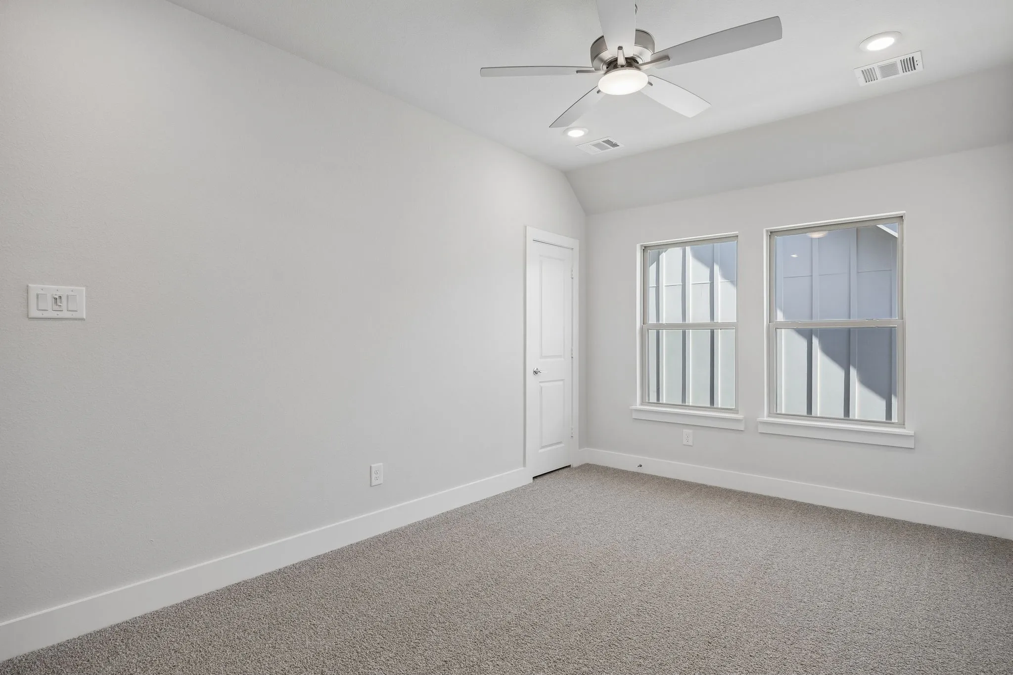 Neutral-toned carpeting with white trim