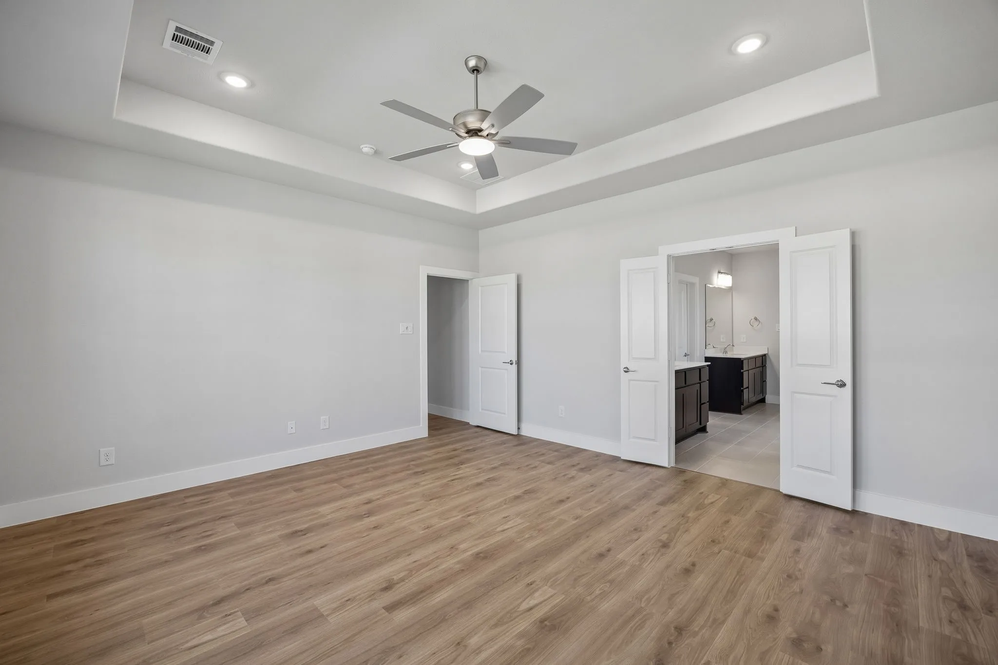 Tray ceiling with recessed lighting and a ceiling fan