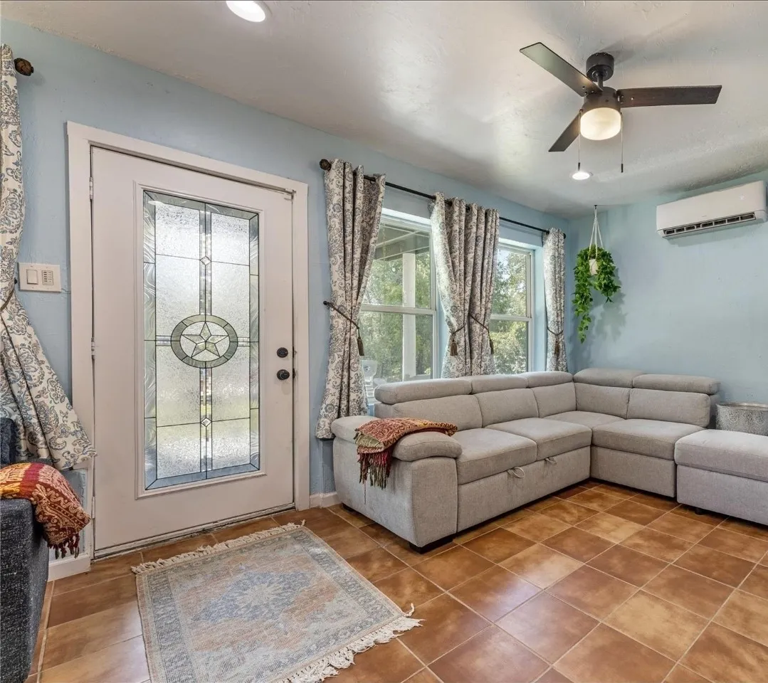Single Family Residence For Sale in Hunt County , 9910 Archer Lane, Quinlan, Texas 75474, 3 Bedroom, 4 Bathroom, Garage spaces, 2,306 Sqft, built in 1966, mls#21365417, Real Estate Agent in Quinlan, Homes For Sale in Hunt county, Homes For Sale in Quinlan, Realtor in Quinlan Texas, Real Estate Brokerage Independent Realty Texas, Luminita Cordes Realtor