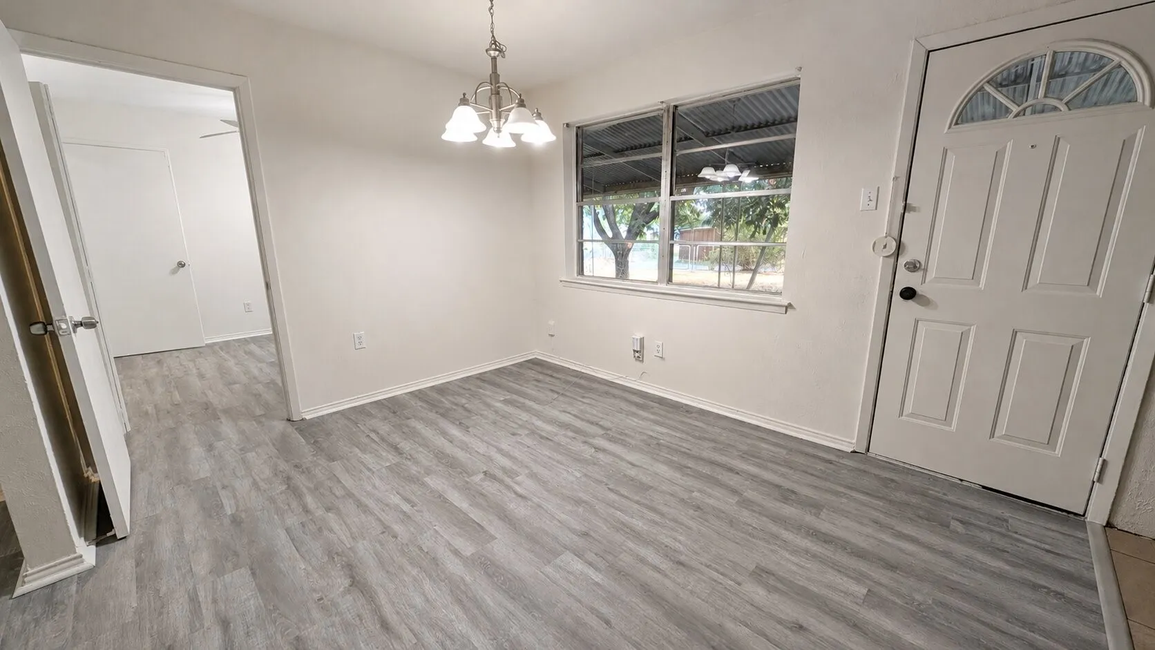 Single Family Residence For Sale in Dallas County , 4805 Mistletoe Way, Mesquite, Texas 75150, 3 Bedroom, 2 Bathroom, 1 Garage spaces, 1,078 Sqft, built in 1960, mls#21366211, Real Estate Agent in Mesquite, Homes For Sale in Dallas county, Homes For Sale in Mesquite, Realtor in Mesquite Texas, Real Estate Brokerage Independent Realty Texas, Luminita Cordes Realtor