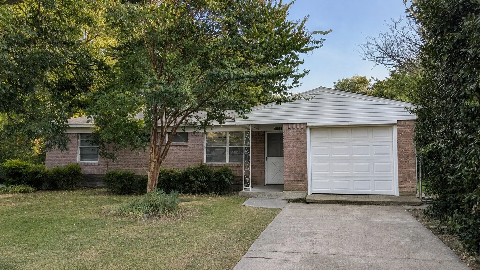 Single Family Residence For Sale in Dallas County , 4805 Mistletoe Way, Mesquite, Texas 75150, 3 Bedroom, 2 Bathroom, 1 Garage spaces, 1,078 Sqft, built in 1960, mls#21366211, Real Estate Agent in Mesquite, Homes For Sale in Dallas county, Homes For Sale in Mesquite, Realtor in Mesquite Texas, Real Estate Brokerage Independent Realty Texas, Luminita Cordes Realtor