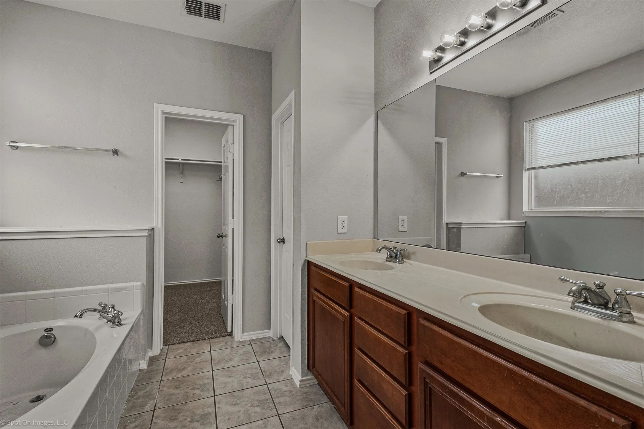 Single Family Residence For Sale in Kaufman County , 1008 Concan Drive, Forney, Texas 75126, 4 Bedroom, 3 Bathroom, 2 Garage spaces, 2,800 Sqft, built in 2005, Price $295,000, mls#21366237, Real Estate Agent in Forney, Homes For Sale in Kaufman county, Homes For Sale in Forney, Realtor in Forney Texas, Real Estate Brokerage Independent Realty Texas, Luminita Cordes Realtor