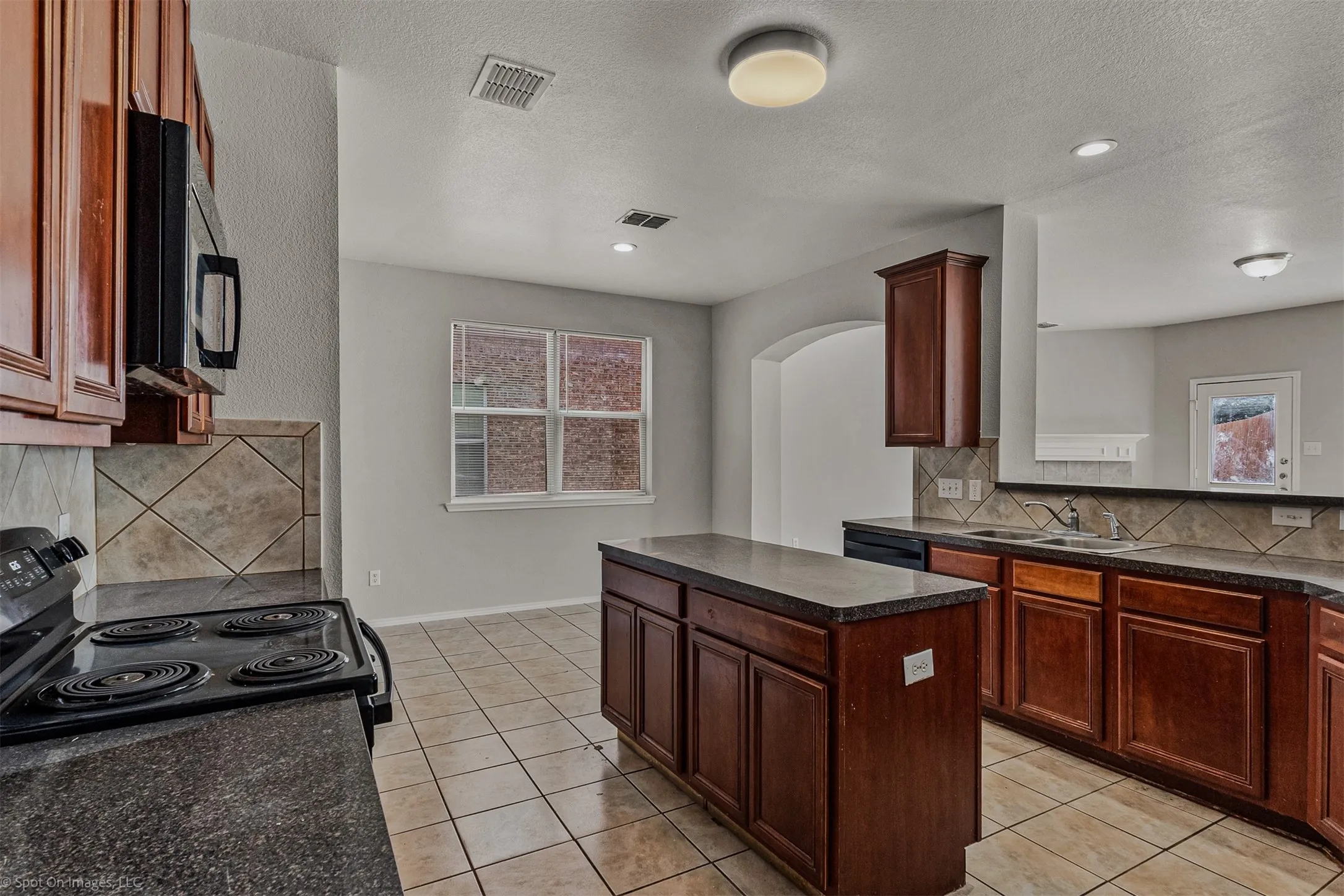 Single Family Residence For Sale in Kaufman County , 1008 Concan Drive, Forney, Texas 75126, 4 Bedroom, 3 Bathroom, 2 Garage spaces, 2,800 Sqft, built in 2005, Price $295,000, mls#21366237, Real Estate Agent in Forney, Homes For Sale in Kaufman county, Homes For Sale in Forney, Realtor in Forney Texas, Real Estate Brokerage Independent Realty Texas, Luminita Cordes Realtor