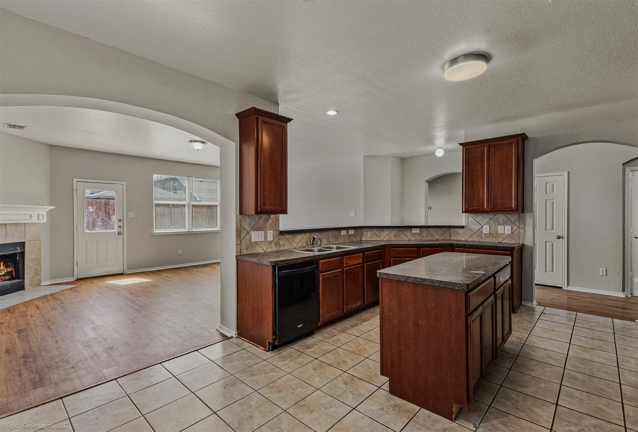 Single Family Residence For Sale in Kaufman County , 1008 Concan Drive, Forney, Texas 75126, 4 Bedroom, 3 Bathroom, 2 Garage spaces, 2,800 Sqft, built in 2005, Price $295,000, mls#21366237, Real Estate Agent in Forney, Homes For Sale in Kaufman county, Homes For Sale in Forney, Realtor in Forney Texas, Real Estate Brokerage Independent Realty Texas, Luminita Cordes Realtor