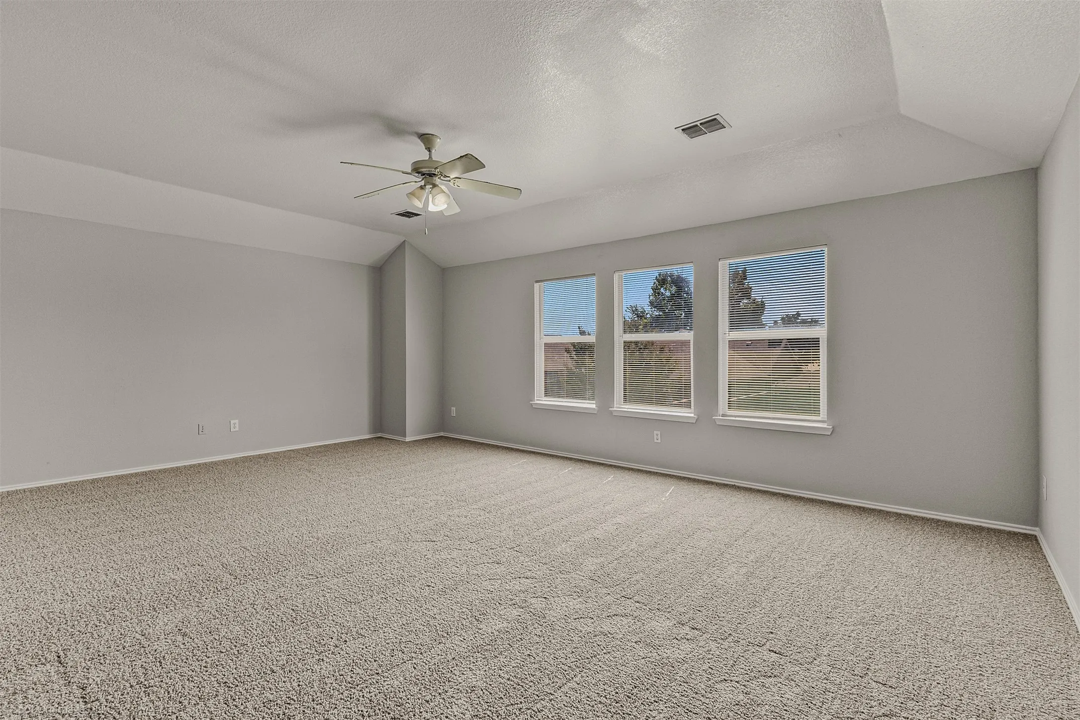 Single Family Residence For Sale in Kaufman County , 1008 Concan Drive, Forney, Texas 75126, 4 Bedroom, 3 Bathroom, 2 Garage spaces, 2,800 Sqft, built in 2005, Price $295,000, mls#21366237, Real Estate Agent in Forney, Homes For Sale in Kaufman county, Homes For Sale in Forney, Realtor in Forney Texas, Real Estate Brokerage Independent Realty Texas, Luminita Cordes Realtor