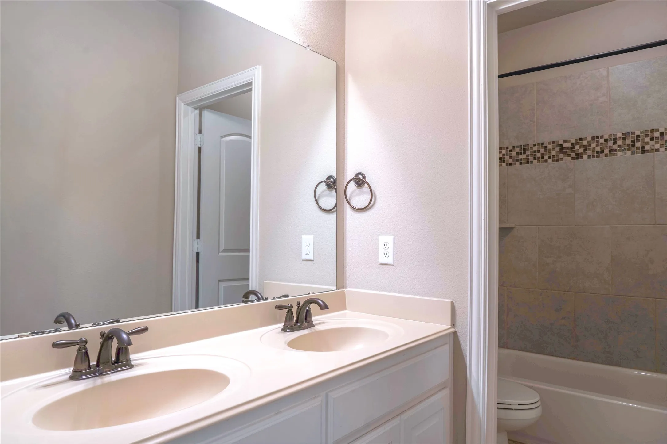 Single Family Residence For Rent in Dallas County , 765 Huntingdon Street, Coppell, Texas 75019, 4 Bedroom, 4 Bathroom, 2 Garage spaces, 2,872 Sqft, built in 2016, mls#21364549, Real Estate Agent in Coppell, Homes For Rent in Dallas county, Homes For Rent in Coppell, Realtor in Coppell Texas, Real Estate Brokerage Independent Realty Texas, Luminita Cordes Realtor