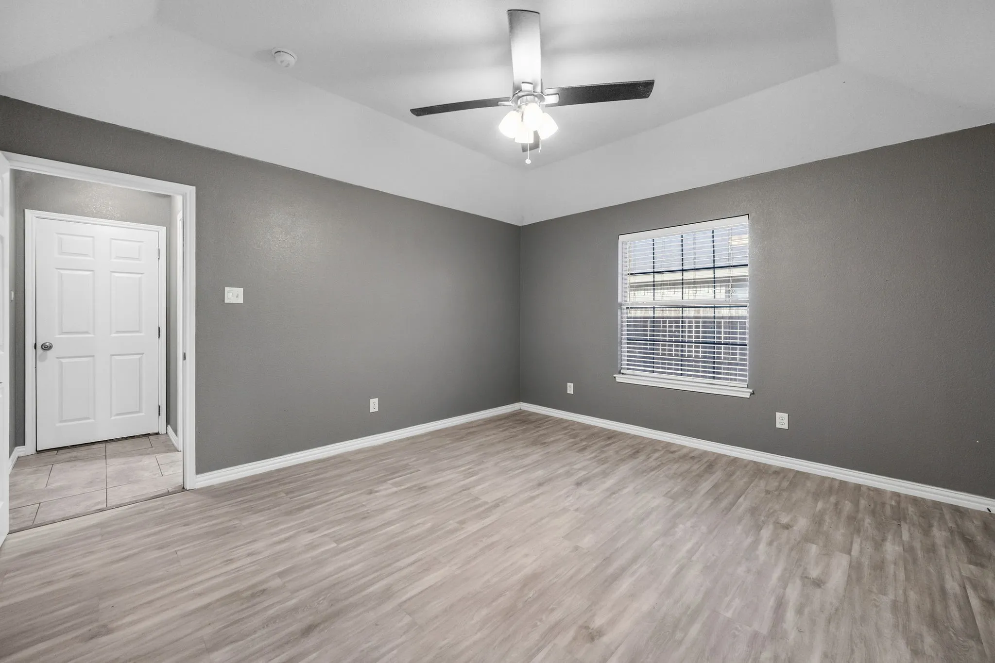 Tray ceiling with a ceiling fan
