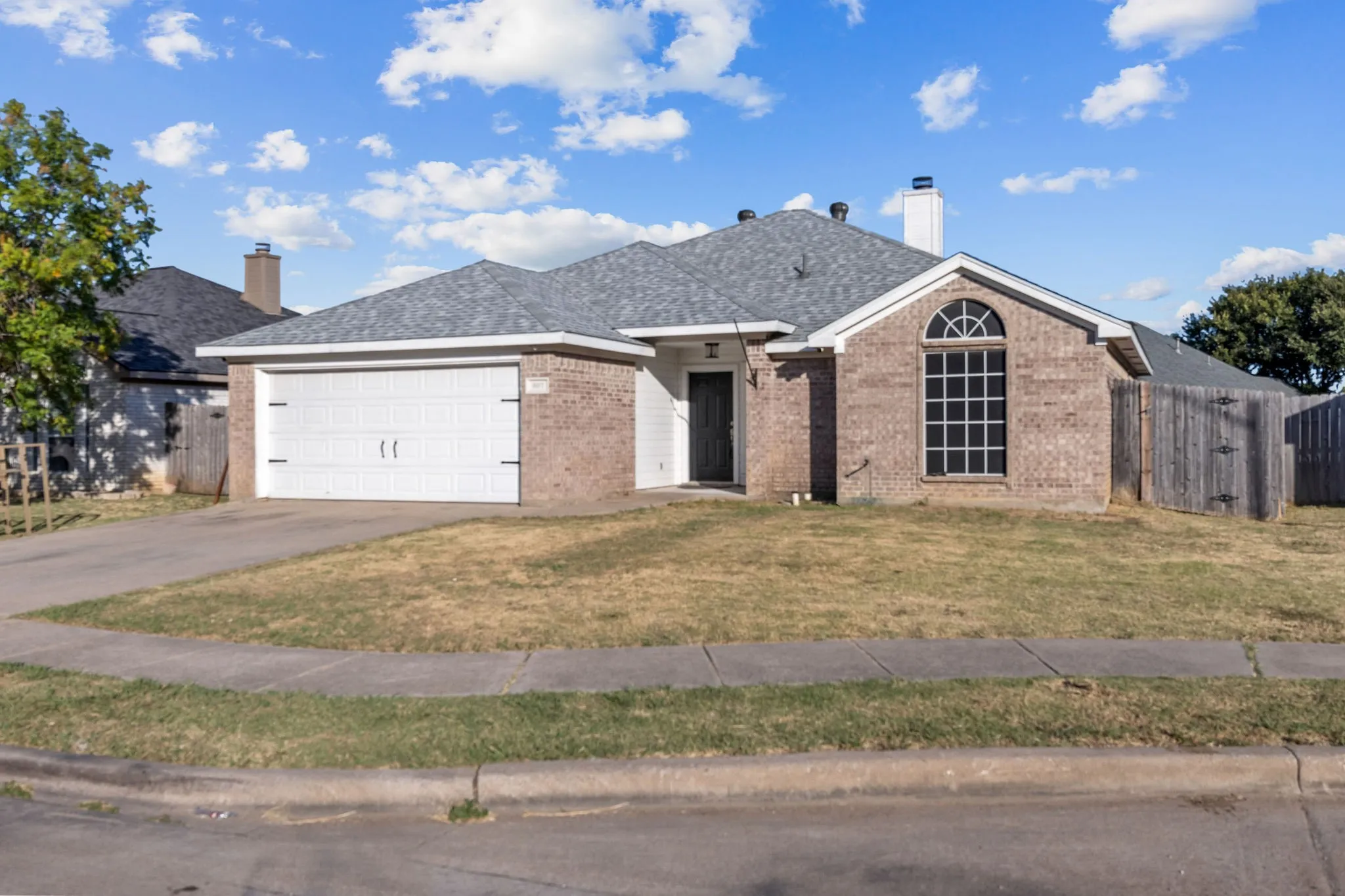 Single Family Residence For Sale in Johnson County , 607 Meadowbrook Drive, Burleson, Texas 76028, 3 Bedroom, 2 Bathroom, 2 Garage spaces, 1,628 Sqft, built in 2002, mls#21367119, Real Estate Agent in Burleson, Homes For Sale in Johnson county, Homes For Sale in Burleson, Realtor in Burleson Texas, Real Estate Brokerage Independent Realty Texas, Luminita Cordes Realtor