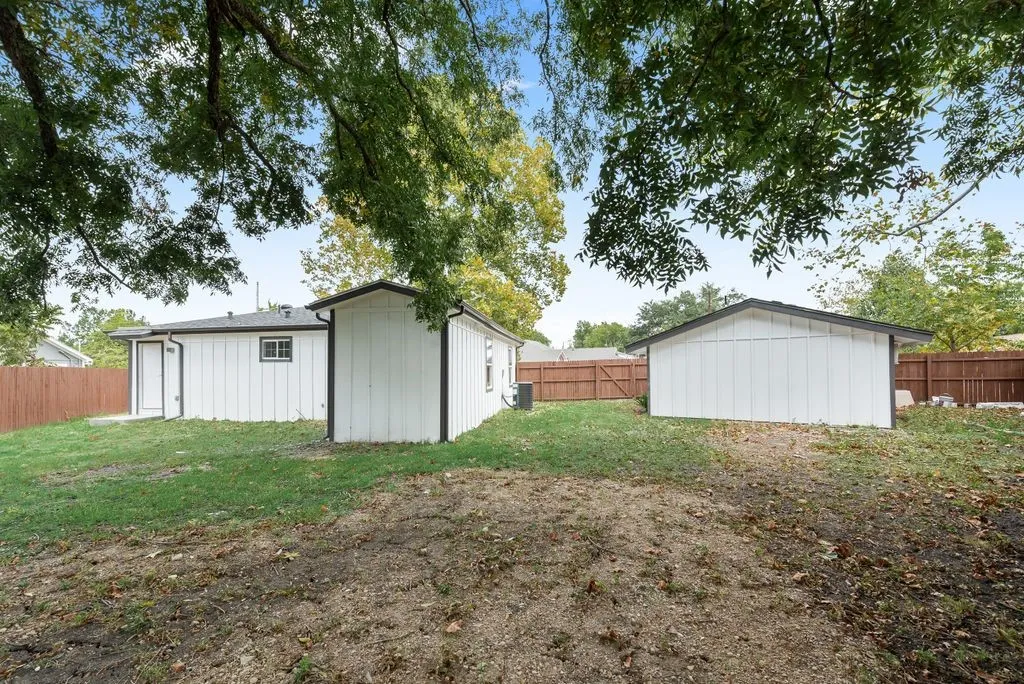 Single Family Residence For Sale in Kaufman County , 307 N 4th Street, Crandall, Texas 75114, 4 Bedroom, 3 Bathroom, Garage spaces, 1,424 Sqft, built in 1958, mls#21367120, Real Estate Agent in Crandall, Homes For Sale in Kaufman county, Homes For Sale in Crandall, Realtor in Crandall Texas, Real Estate Brokerage Independent Realty Texas, Luminita Cordes Realtor