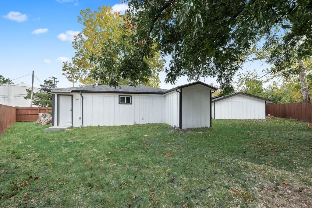 Single Family Residence For Sale in Kaufman County , 307 N 4th Street, Crandall, Texas 75114, 4 Bedroom, 3 Bathroom, Garage spaces, 1,424 Sqft, built in 1958, mls#21367120, Real Estate Agent in Crandall, Homes For Sale in Kaufman county, Homes For Sale in Crandall, Realtor in Crandall Texas, Real Estate Brokerage Independent Realty Texas, Luminita Cordes Realtor