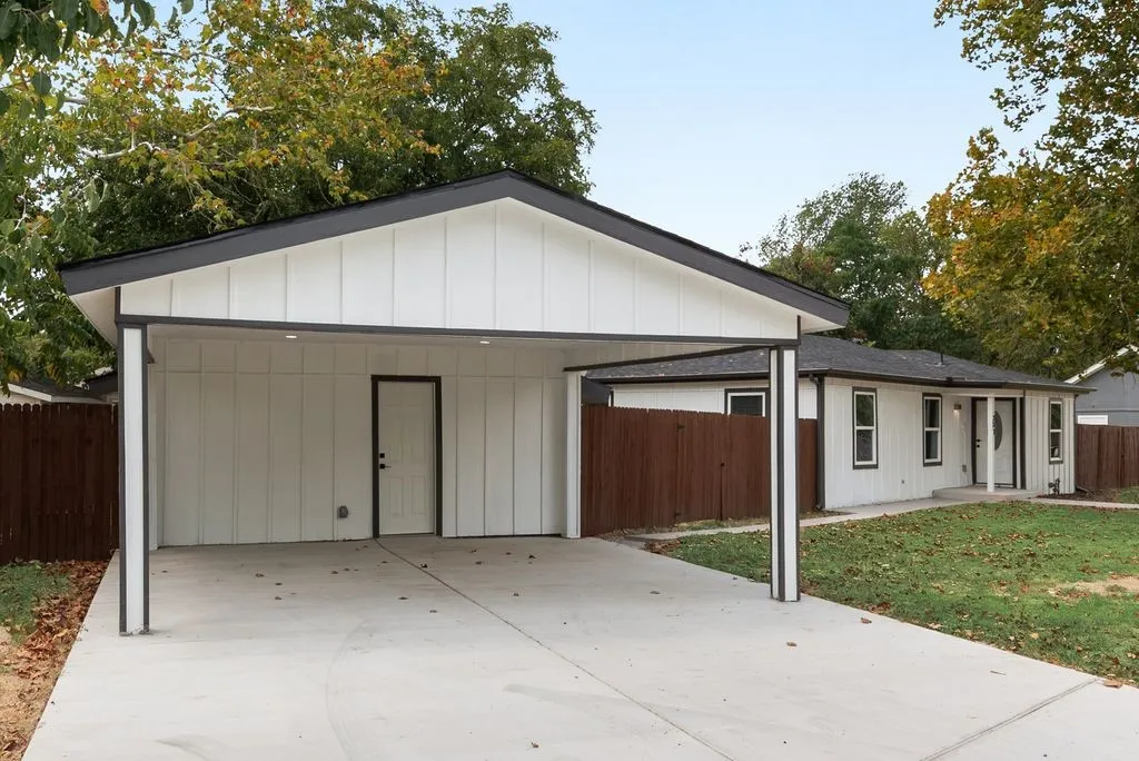 Single Family Residence For Sale in Kaufman County , 307 N 4th Street, Crandall, Texas 75114, 4 Bedroom, 3 Bathroom, Garage spaces, 1,424 Sqft, built in 1958, mls#21367120, Real Estate Agent in Crandall, Homes For Sale in Kaufman county, Homes For Sale in Crandall, Realtor in Crandall Texas, Real Estate Brokerage Independent Realty Texas, Luminita Cordes Realtor