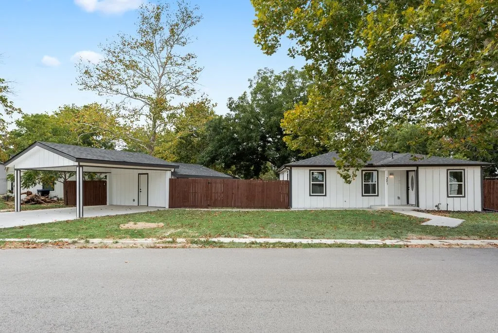 Single Family Residence For Sale in Kaufman County , 307 N 4th Street, Crandall, Texas 75114, 4 Bedroom, 3 Bathroom, Garage spaces, 1,424 Sqft, built in 1958, mls#21367120, Real Estate Agent in Crandall, Homes For Sale in Kaufman county, Homes For Sale in Crandall, Realtor in Crandall Texas, Real Estate Brokerage Independent Realty Texas, Luminita Cordes Realtor