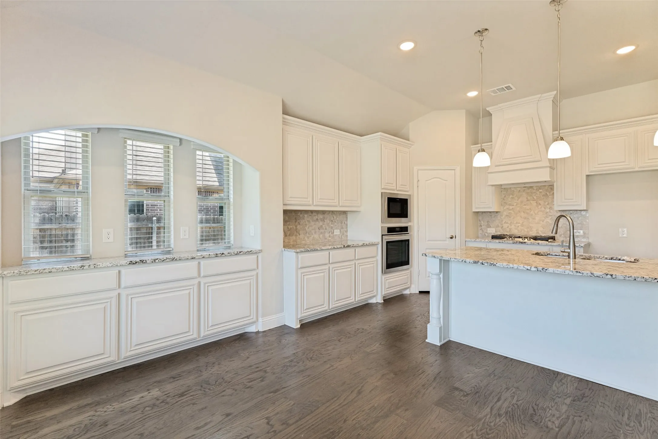 Single Family Residence For Sale in Tarrant County , 11428 Colonial Trace Lane, Fort Worth, Texas 76244, 4 Bedroom, 3 Bathroom, 2 Garage spaces, 3,291 Sqft, built in 2022, mls#21366848, Real Estate Agent in Fort Worth, Homes For Sale in Tarrant county, Homes For Sale in Fort Worth, Realtor in Fort Worth Texas, Real Estate Brokerage Independent Realty Texas, Luminita Cordes Realtor