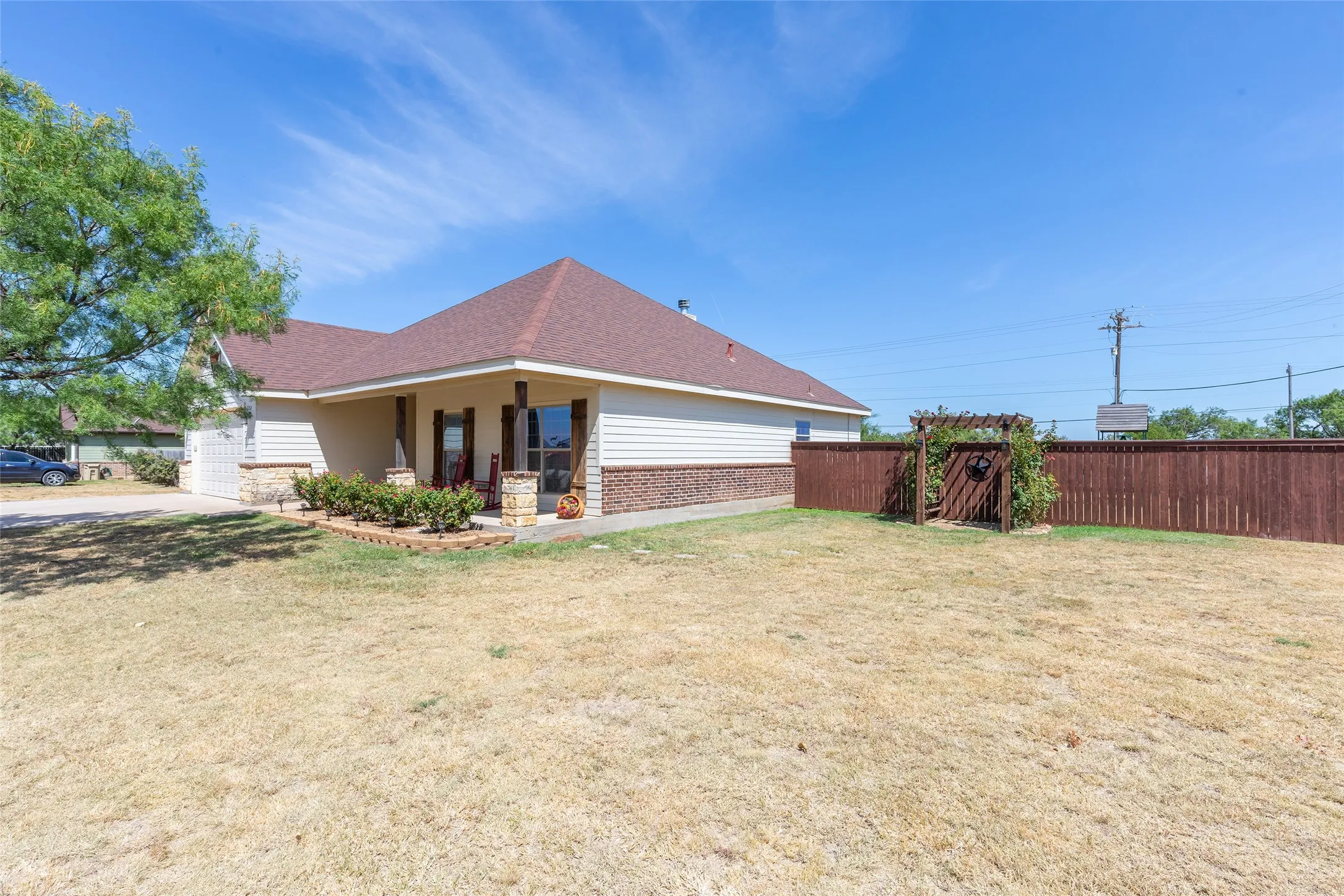 Single Family Residence For Sale in Taylor County , 112 Foxtrot Lane, Abilene, Texas 79602, 3 Bedroom, 2 Bathroom, 2 Garage spaces, 1,545 Sqft, built in 2016, mls#21367139, Real Estate Agent in Abilene, Homes For Sale in Taylor county, Homes For Sale in Abilene, Realtor in Abilene Texas, Real Estate Brokerage Independent Realty Texas, Luminita Cordes Realtor