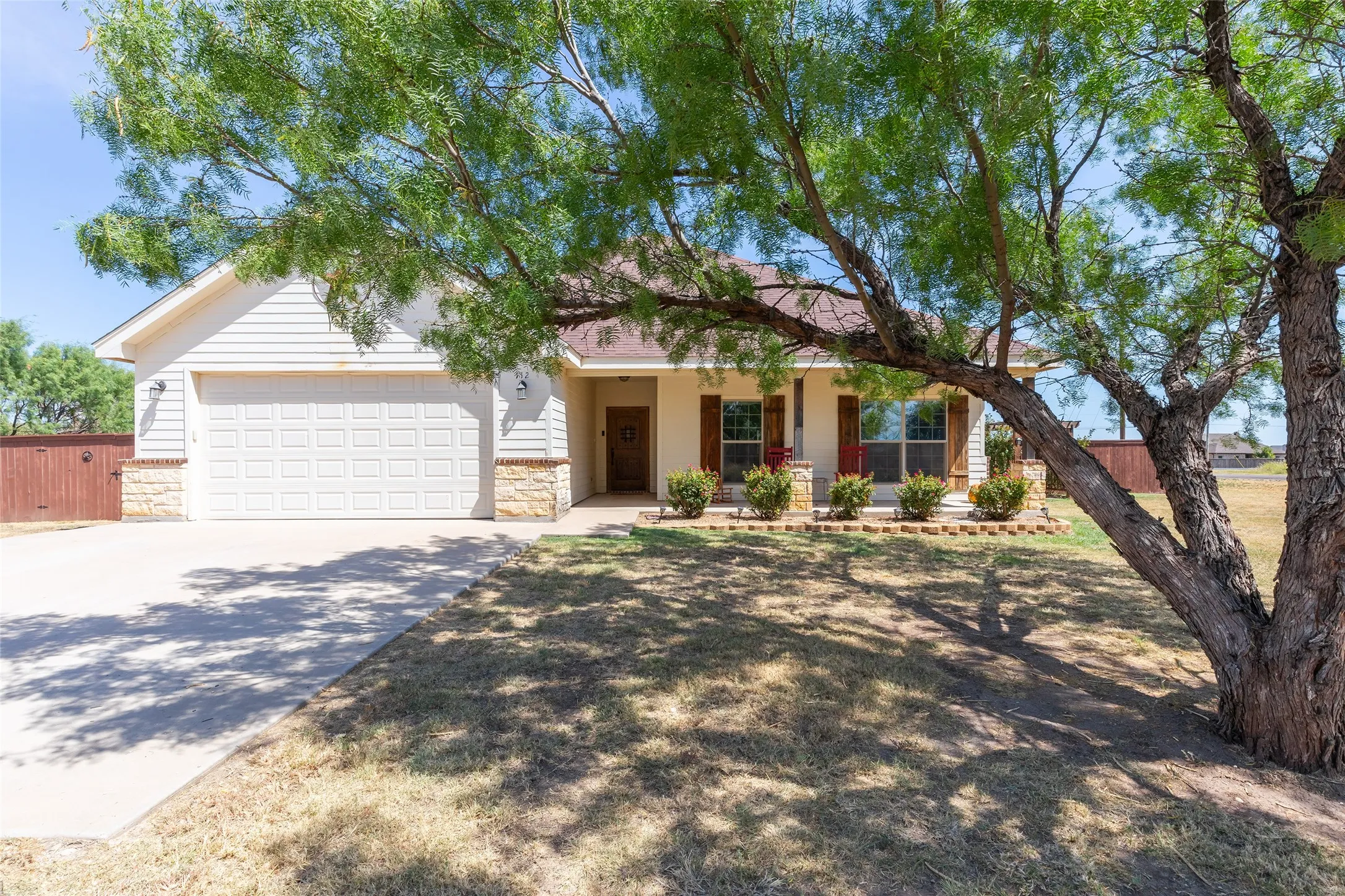 Single Family Residence For Sale in Taylor County , 112 Foxtrot Lane, Abilene, Texas 79602, 3 Bedroom, 2 Bathroom, 2 Garage spaces, 1,545 Sqft, built in 2016, mls#21367139, Real Estate Agent in Abilene, Homes For Sale in Taylor county, Homes For Sale in Abilene, Realtor in Abilene Texas, Real Estate Brokerage Independent Realty Texas, Luminita Cordes Realtor