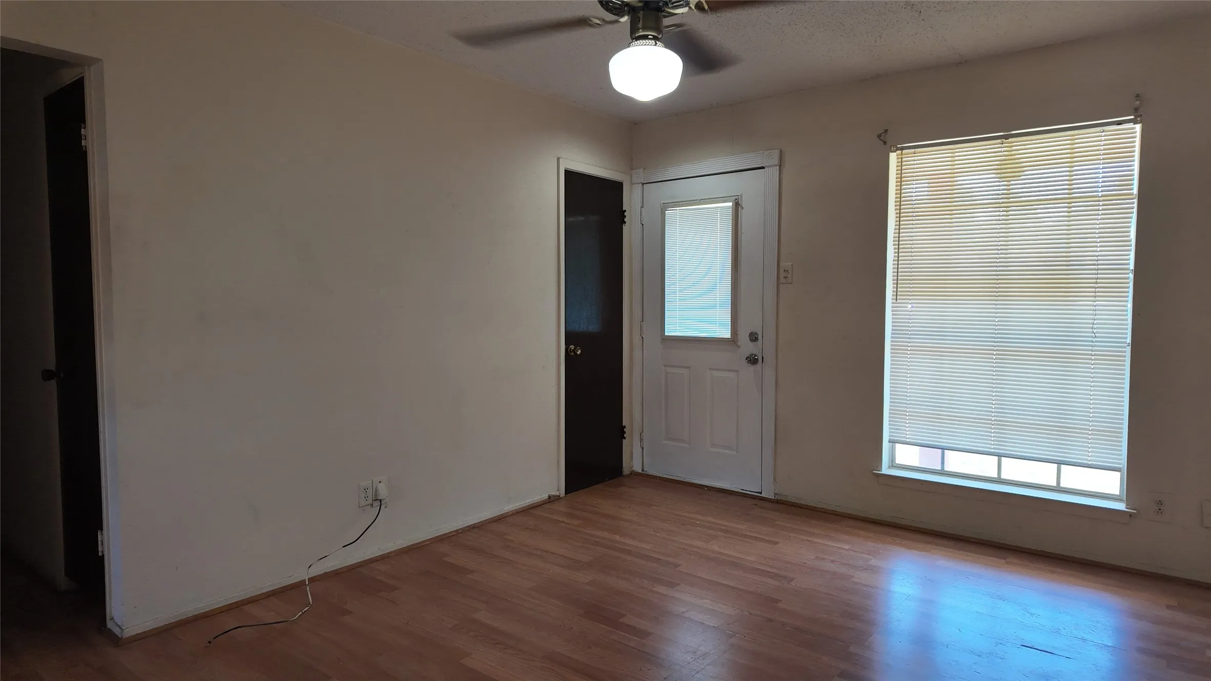 Single Family Residence For Rent in Dallas County , 813 Waikiki Drive, Garland, Texas 75043, 3 Bedroom, 2 Bathroom, 1 Garage spaces, 1,036 Sqft, built in 1971, Price $1,500, mls#21367154, Real Estate Agent in Garland, Homes For Rent in Dallas county, Homes For Rent in Garland, Realtor in Garland Texas, Real Estate Brokerage Independent Realty Texas, Luminita Cordes Realtor