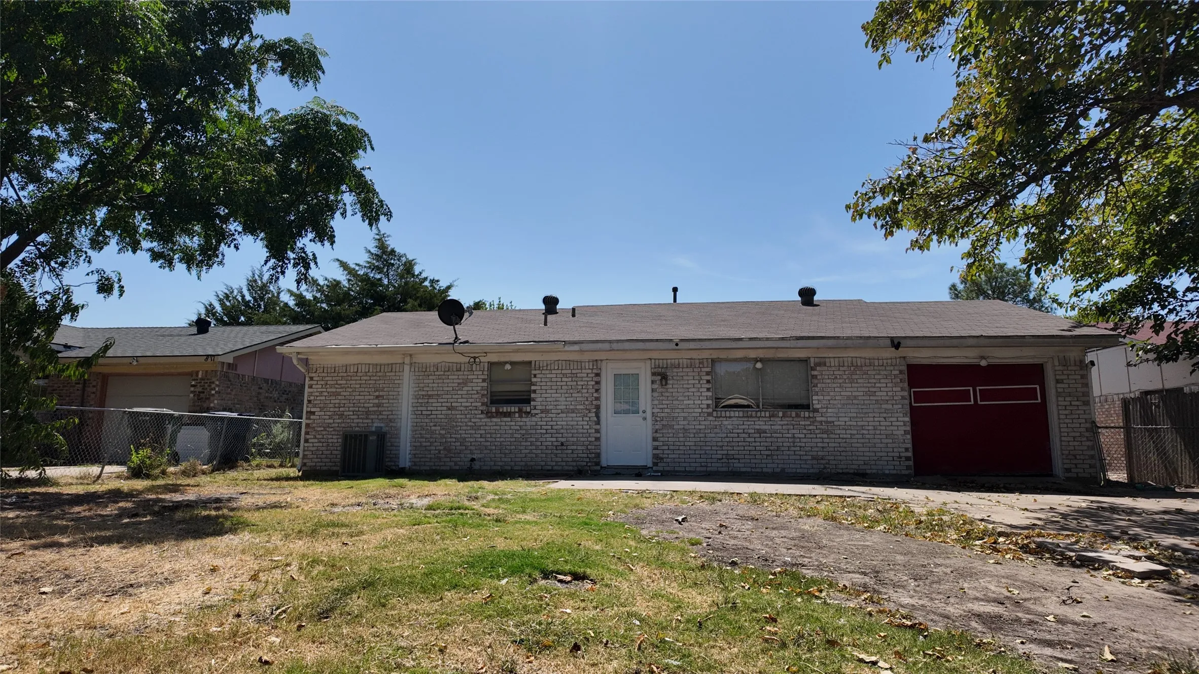 Single Family Residence For Rent in Dallas County , 813 Waikiki Drive, Garland, Texas 75043, 3 Bedroom, 2 Bathroom, 1 Garage spaces, 1,036 Sqft, built in 1971, Price $1,500, mls#21367154, Real Estate Agent in Garland, Homes For Rent in Dallas county, Homes For Rent in Garland, Realtor in Garland Texas, Real Estate Brokerage Independent Realty Texas, Luminita Cordes Realtor