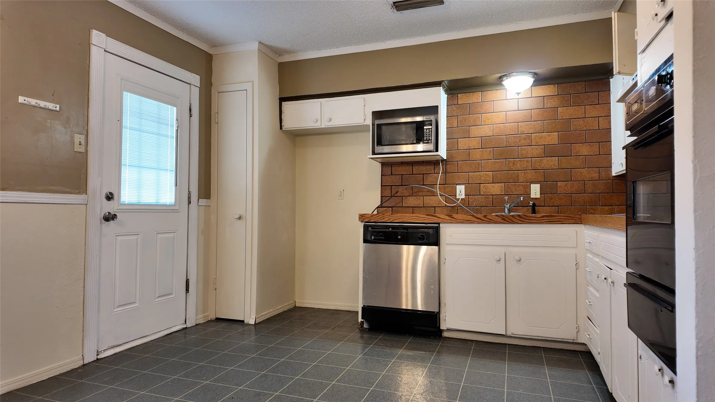 Single Family Residence For Rent in Dallas County , 813 Waikiki Drive, Garland, Texas 75043, 3 Bedroom, 2 Bathroom, 1 Garage spaces, 1,036 Sqft, built in 1971, Price $1,500, mls#21367154, Real Estate Agent in Garland, Homes For Rent in Dallas county, Homes For Rent in Garland, Realtor in Garland Texas, Real Estate Brokerage Independent Realty Texas, Luminita Cordes Realtor