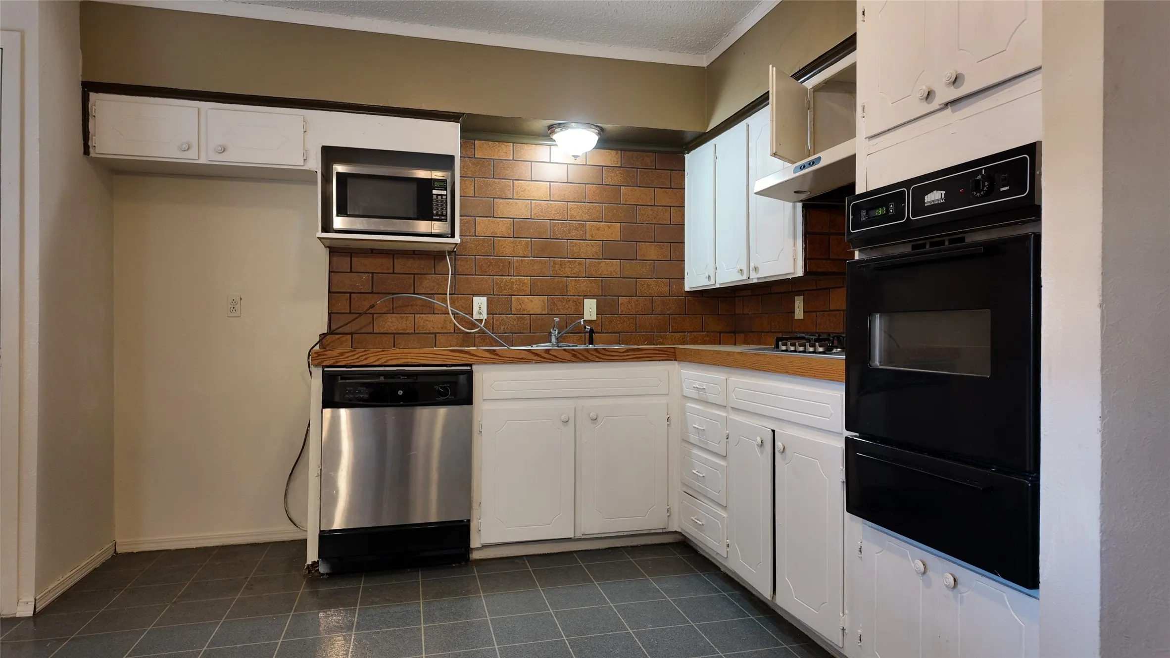 Single Family Residence For Rent in Dallas County , 813 Waikiki Drive, Garland, Texas 75043, 3 Bedroom, 2 Bathroom, 1 Garage spaces, 1,036 Sqft, built in 1971, Price $1,500, mls#21367154, Real Estate Agent in Garland, Homes For Rent in Dallas county, Homes For Rent in Garland, Realtor in Garland Texas, Real Estate Brokerage Independent Realty Texas, Luminita Cordes Realtor