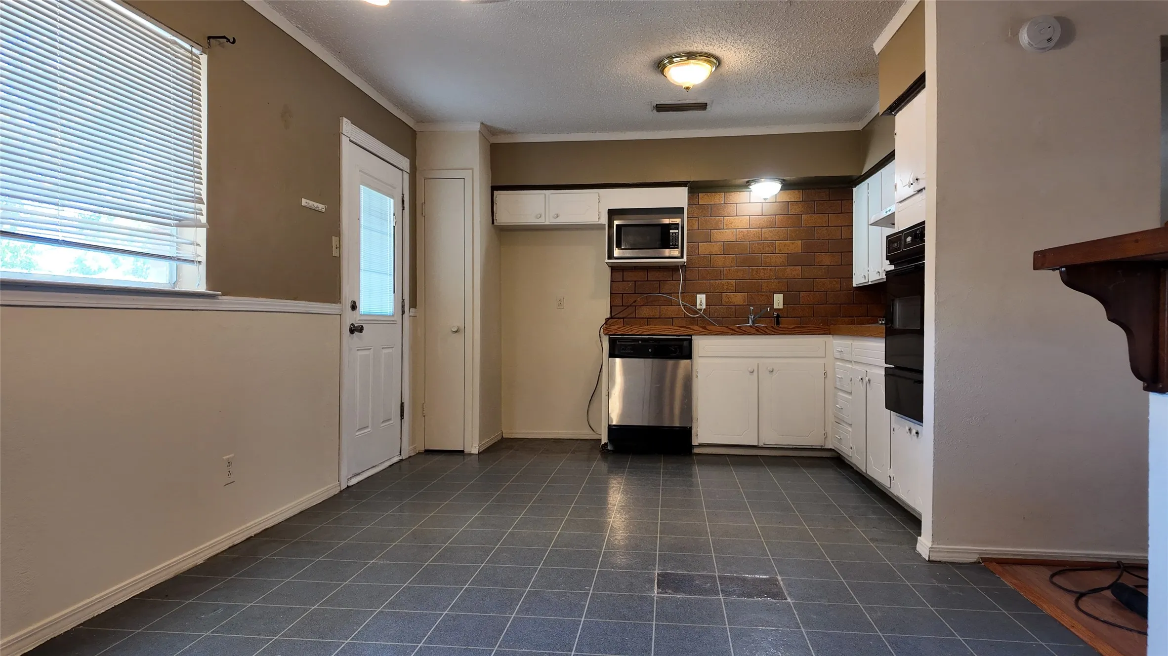 Single Family Residence For Rent in Dallas County , 813 Waikiki Drive, Garland, Texas 75043, 3 Bedroom, 2 Bathroom, 1 Garage spaces, 1,036 Sqft, built in 1971, Price $1,500, mls#21367154, Real Estate Agent in Garland, Homes For Rent in Dallas county, Homes For Rent in Garland, Realtor in Garland Texas, Real Estate Brokerage Independent Realty Texas, Luminita Cordes Realtor