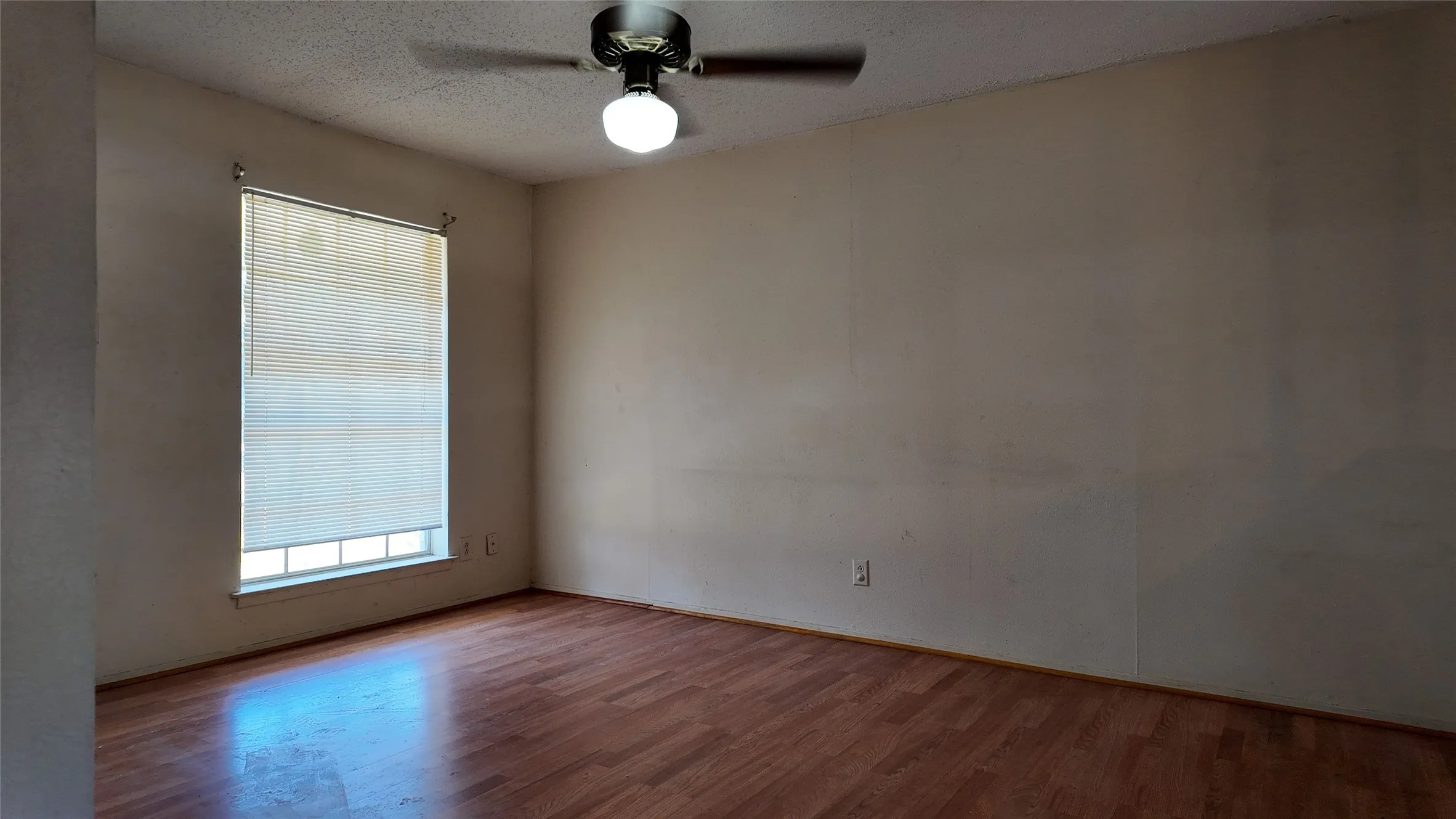 Single Family Residence For Rent in Dallas County , 813 Waikiki Drive, Garland, Texas 75043, 3 Bedroom, 2 Bathroom, 1 Garage spaces, 1,036 Sqft, built in 1971, Price $1,500, mls#21367154, Real Estate Agent in Garland, Homes For Rent in Dallas county, Homes For Rent in Garland, Realtor in Garland Texas, Real Estate Brokerage Independent Realty Texas, Luminita Cordes Realtor