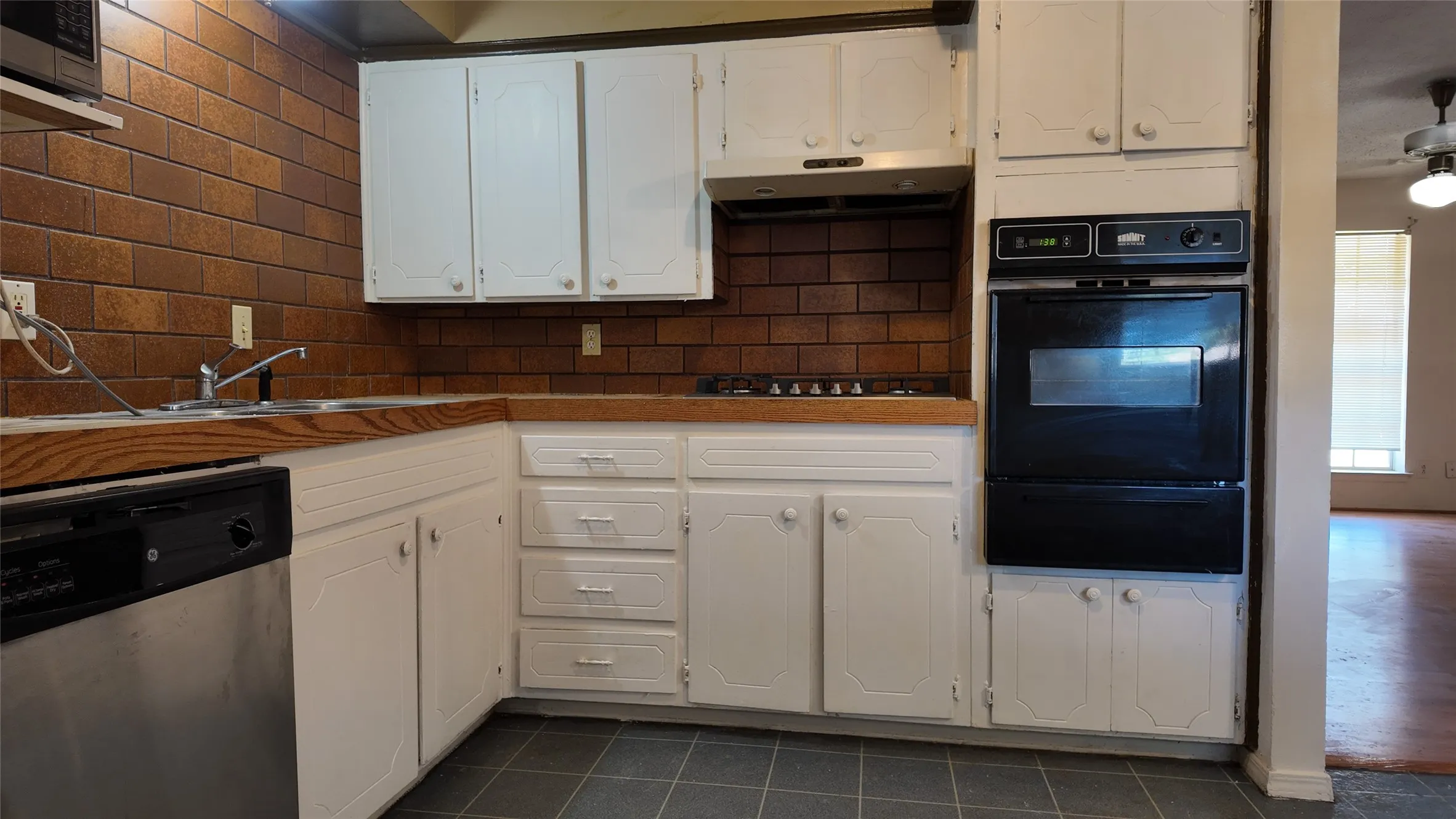Single Family Residence For Rent in Dallas County , 813 Waikiki Drive, Garland, Texas 75043, 3 Bedroom, 2 Bathroom, 1 Garage spaces, 1,036 Sqft, built in 1971, Price $1,500, mls#21367154, Real Estate Agent in Garland, Homes For Rent in Dallas county, Homes For Rent in Garland, Realtor in Garland Texas, Real Estate Brokerage Independent Realty Texas, Luminita Cordes Realtor