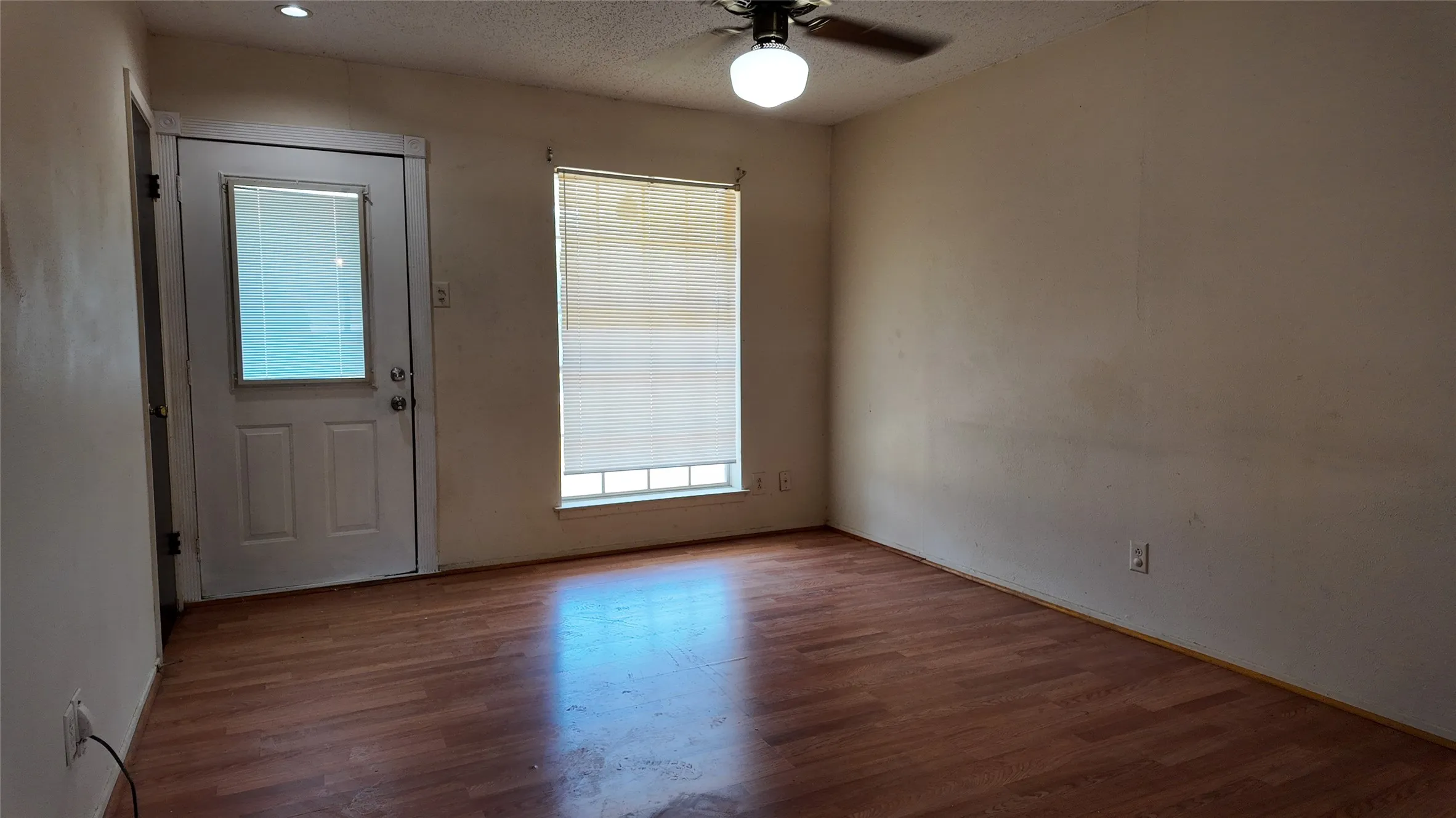Single Family Residence For Rent in Dallas County , 813 Waikiki Drive, Garland, Texas 75043, 3 Bedroom, 2 Bathroom, 1 Garage spaces, 1,036 Sqft, built in 1971, Price $1,500, mls#21367154, Real Estate Agent in Garland, Homes For Rent in Dallas county, Homes For Rent in Garland, Realtor in Garland Texas, Real Estate Brokerage Independent Realty Texas, Luminita Cordes Realtor