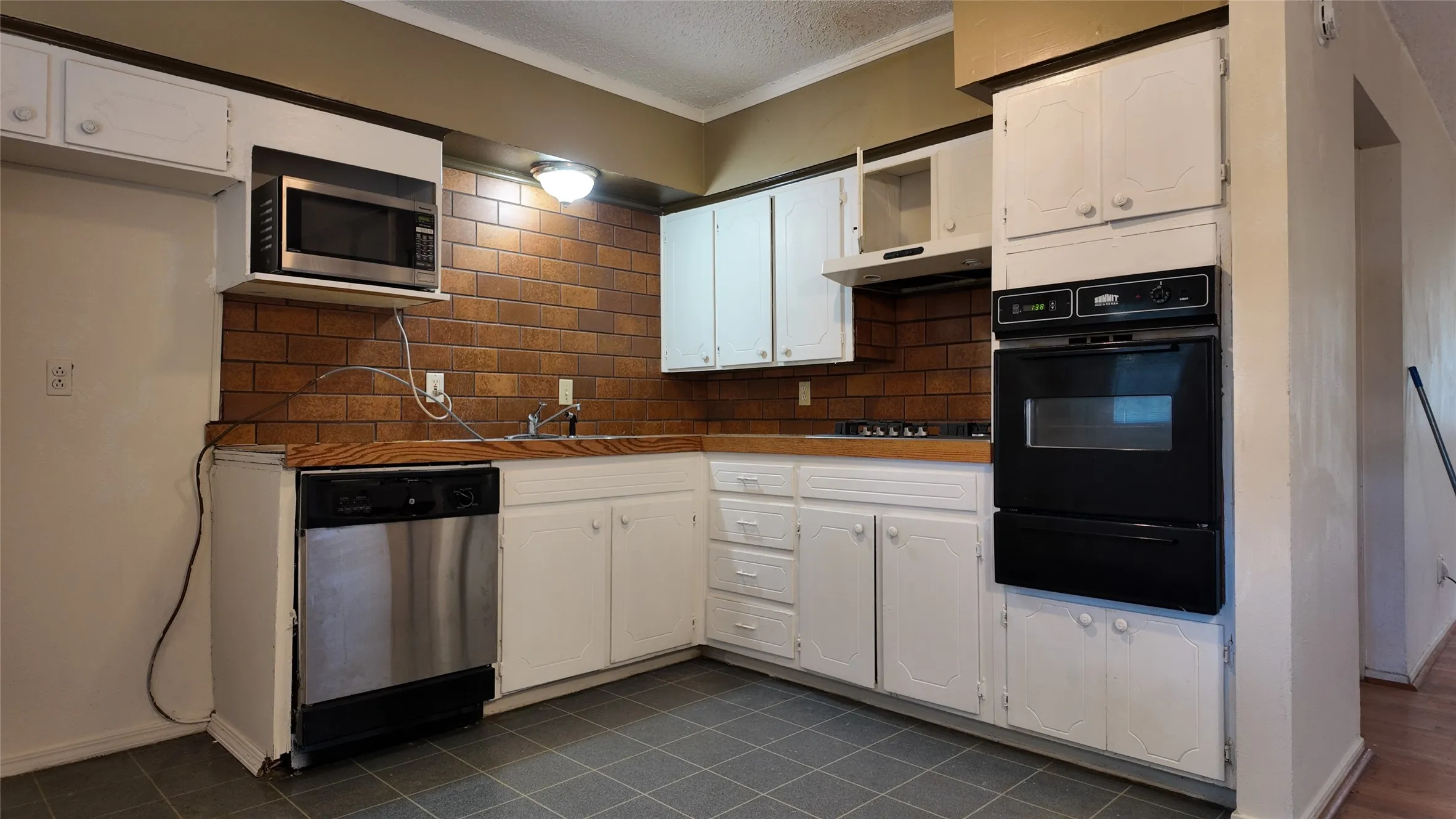 Single Family Residence For Rent in Dallas County , 813 Waikiki Drive, Garland, Texas 75043, 3 Bedroom, 2 Bathroom, 1 Garage spaces, 1,036 Sqft, built in 1971, Price $1,500, mls#21367154, Real Estate Agent in Garland, Homes For Rent in Dallas county, Homes For Rent in Garland, Realtor in Garland Texas, Real Estate Brokerage Independent Realty Texas, Luminita Cordes Realtor