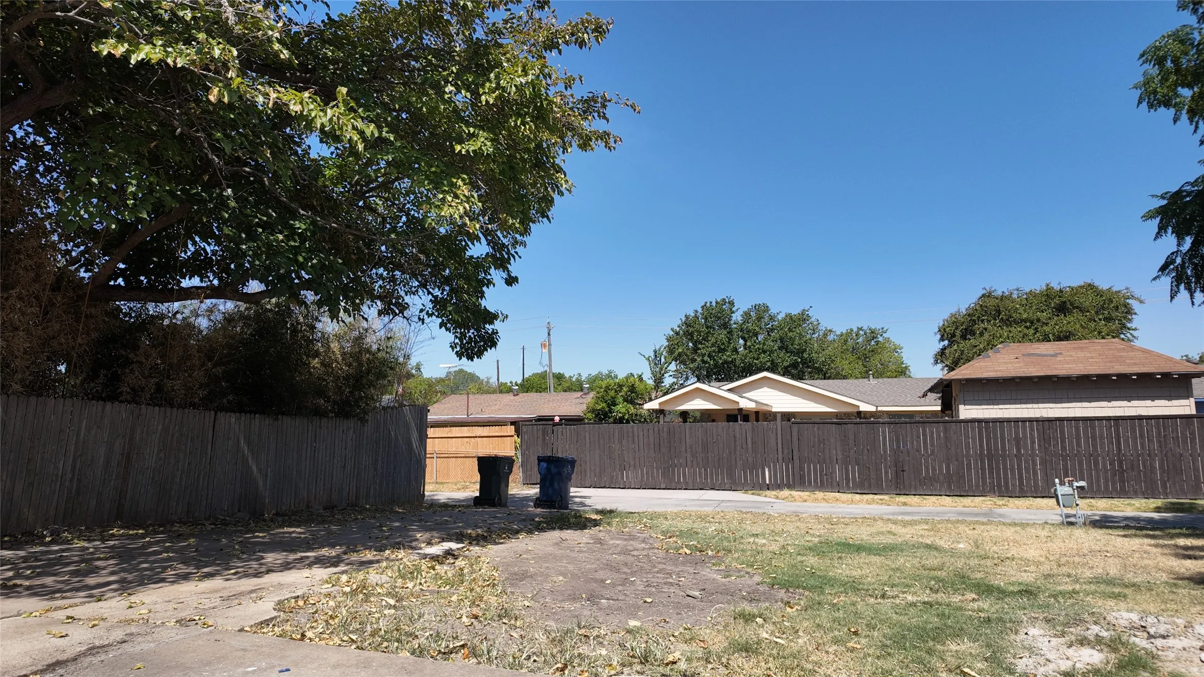 Single Family Residence For Rent in Dallas County , 813 Waikiki Drive, Garland, Texas 75043, 3 Bedroom, 2 Bathroom, 1 Garage spaces, 1,036 Sqft, built in 1971, Price $1,500, mls#21367154, Real Estate Agent in Garland, Homes For Rent in Dallas county, Homes For Rent in Garland, Realtor in Garland Texas, Real Estate Brokerage Independent Realty Texas, Luminita Cordes Realtor