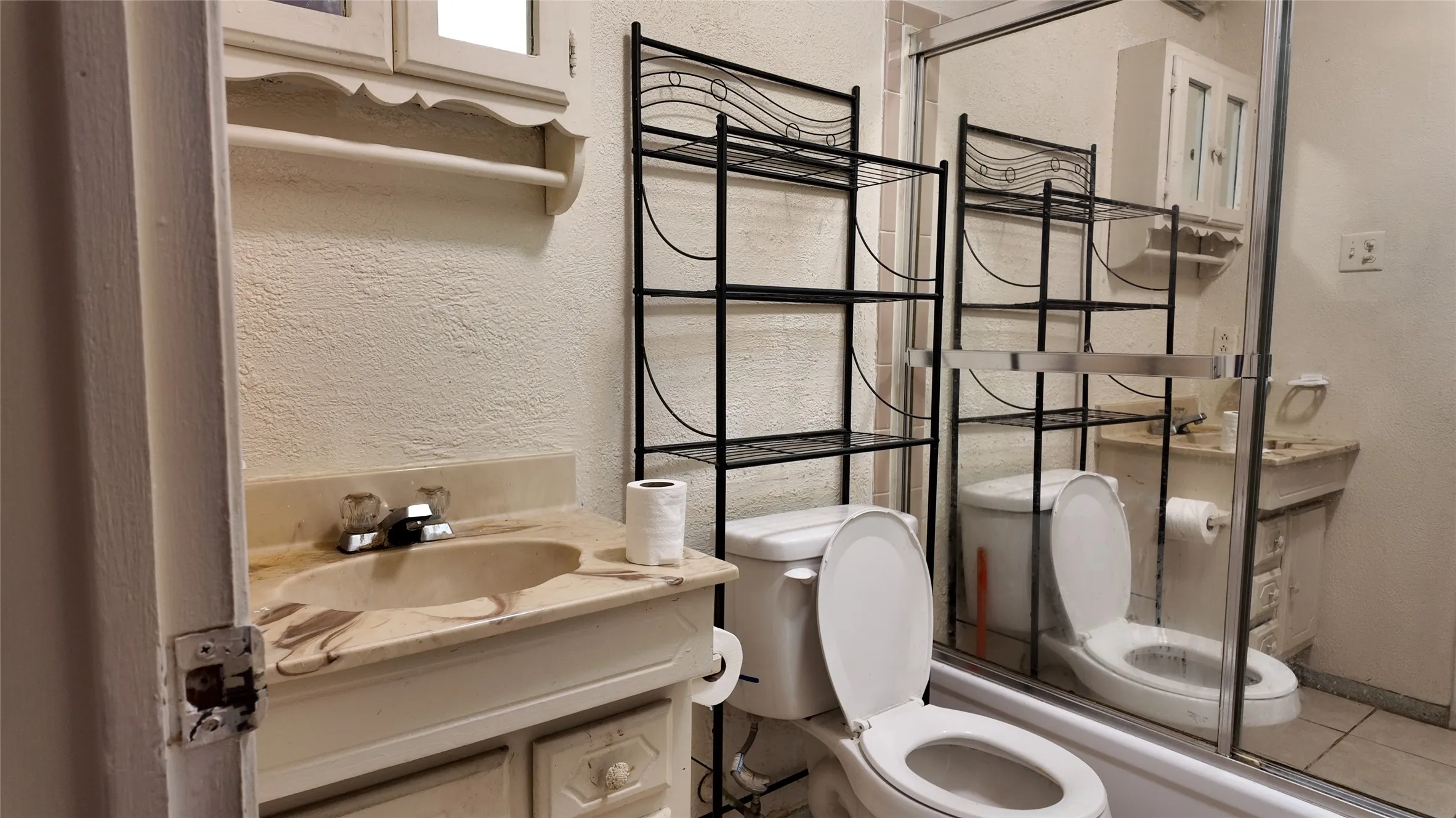 Single Family Residence For Rent in Dallas County , 813 Waikiki Drive, Garland, Texas 75043, 3 Bedroom, 2 Bathroom, 1 Garage spaces, 1,036 Sqft, built in 1971, Price $1,500, mls#21367154, Real Estate Agent in Garland, Homes For Rent in Dallas county, Homes For Rent in Garland, Realtor in Garland Texas, Real Estate Brokerage Independent Realty Texas, Luminita Cordes Realtor