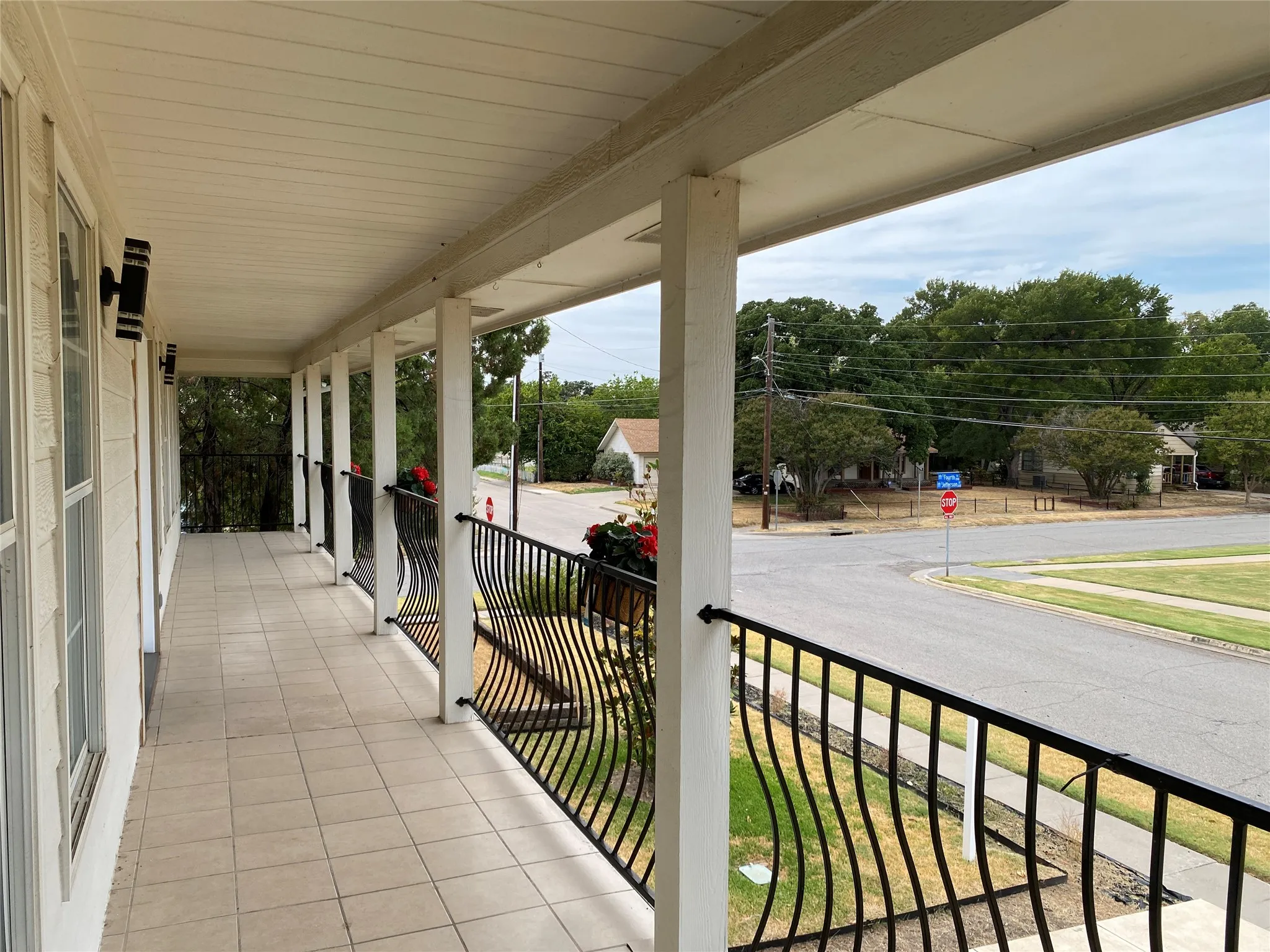 Single Family Residence For Sale in Dallas County , 400 S Jefferson Street S, Irving, Texas 75060, 3 Bedroom, 3 Bathroom, 2 Garage spaces, 2,172 Sqft, built in 2004, mls#21367138, Real Estate Agent in Irving, Homes For Sale in Dallas county, Homes For Sale in Irving, Realtor in Irving Texas, Real Estate Brokerage Independent Realty Texas, Luminita Cordes Realtor