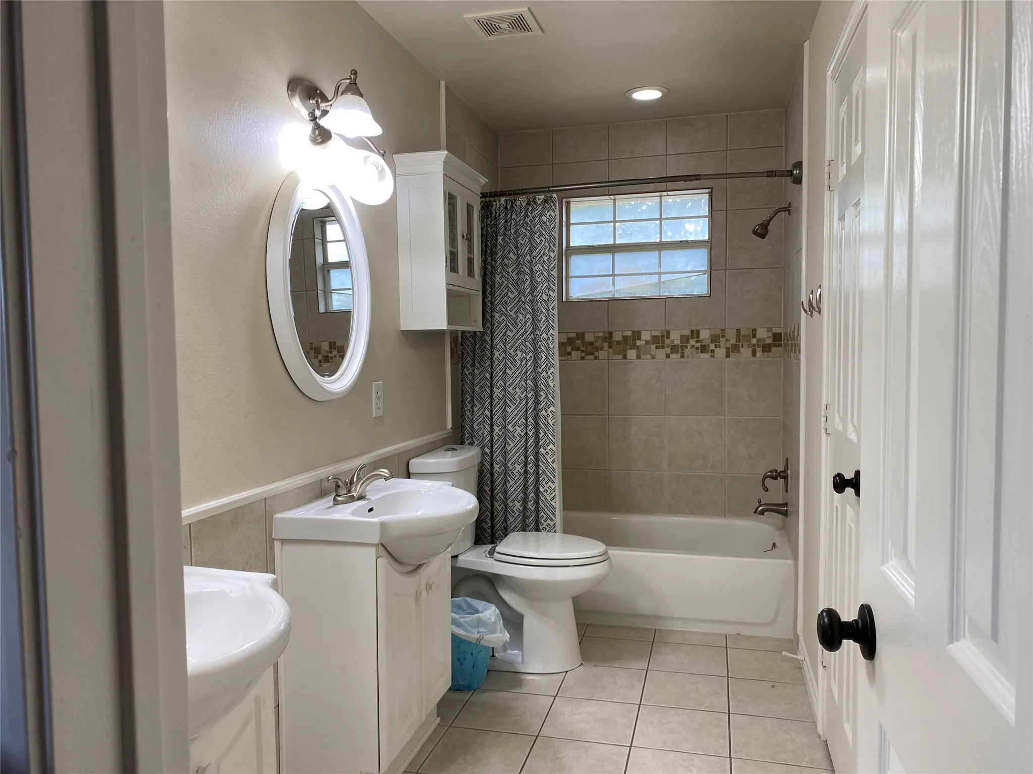 Single Family Residence For Sale in Dallas County , 400 S Jefferson Street S, Irving, Texas 75060, 3 Bedroom, 3 Bathroom, 2 Garage spaces, 2,172 Sqft, built in 2004, mls#21367138, Real Estate Agent in Irving, Homes For Sale in Dallas county, Homes For Sale in Irving, Realtor in Irving Texas, Real Estate Brokerage Independent Realty Texas, Luminita Cordes Realtor